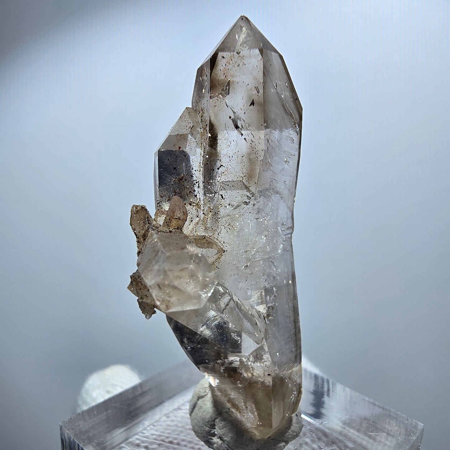 Sceptre en quartz fumé fantôme transparent, amas de Goboboseb, Namibie, 43 x 23 x 16 mm