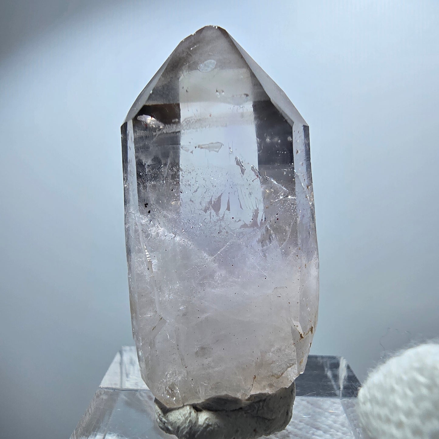 Pointe de sceptre en améthyste fantôme transparente, Goboboseb, Namibie, 37 x 18 x 12 mm