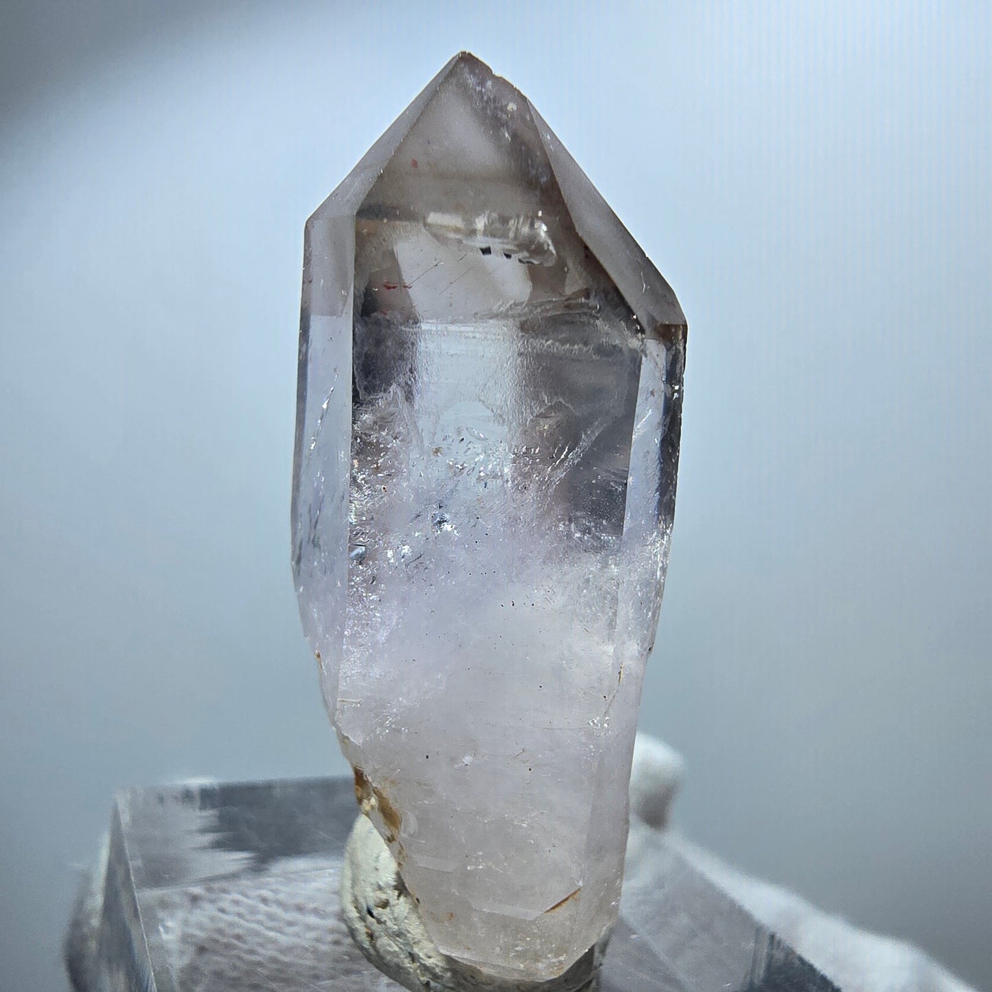 Pointe de sceptre en améthyste fantôme transparente, Goboboseb, Namibie, 37 x 18 x 12 mm