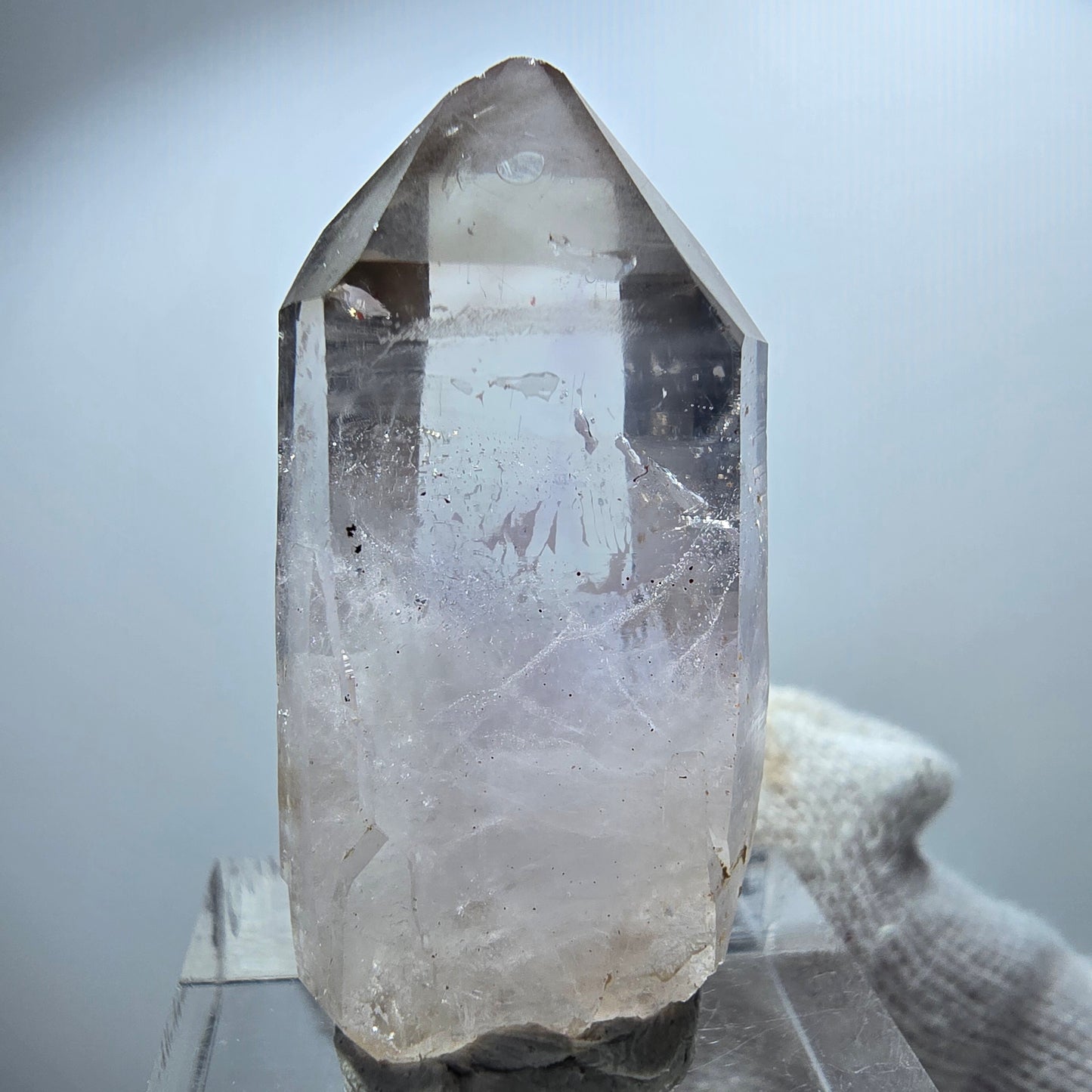 Pointe de sceptre en améthyste fantôme transparente, Goboboseb, Namibie, 37 x 18 x 12 mm