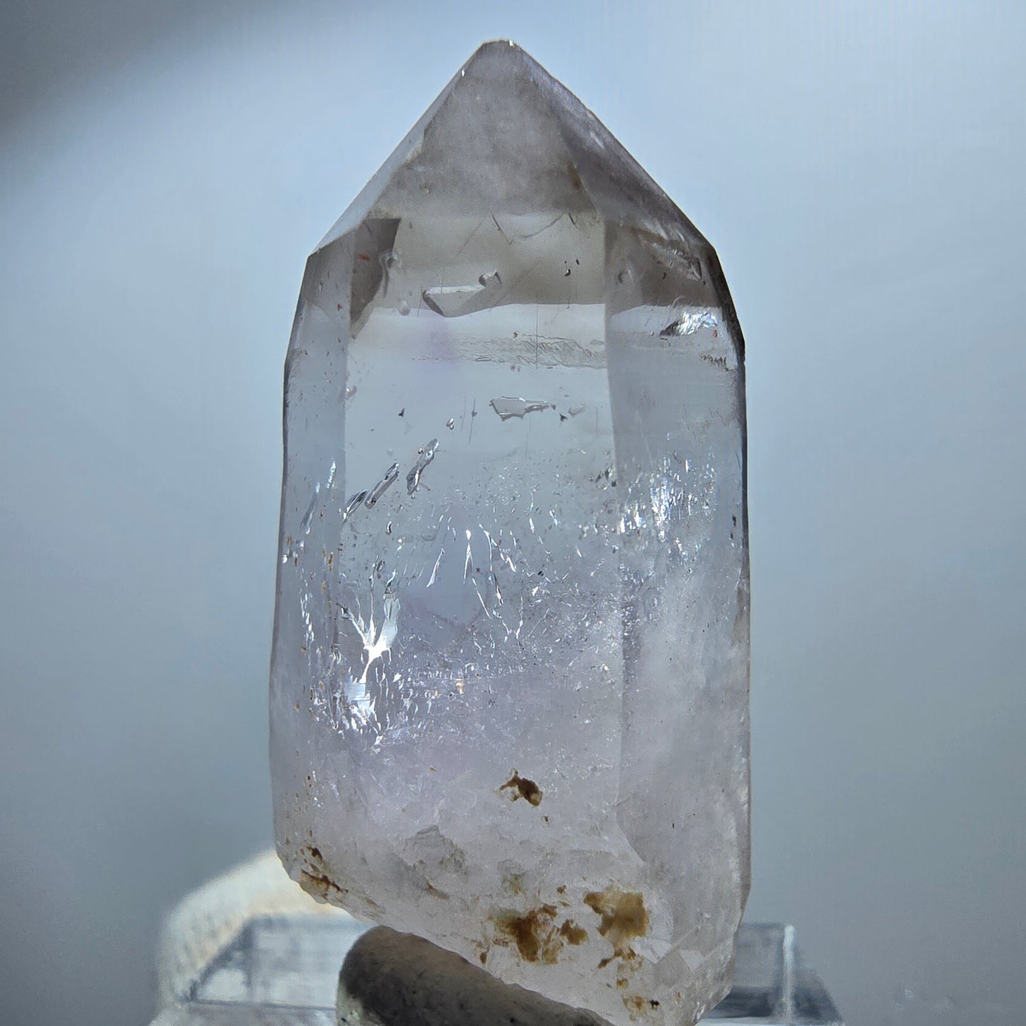 Pointe de sceptre en améthyste fantôme transparente, Goboboseb, Namibie, 37 x 18 x 12 mm