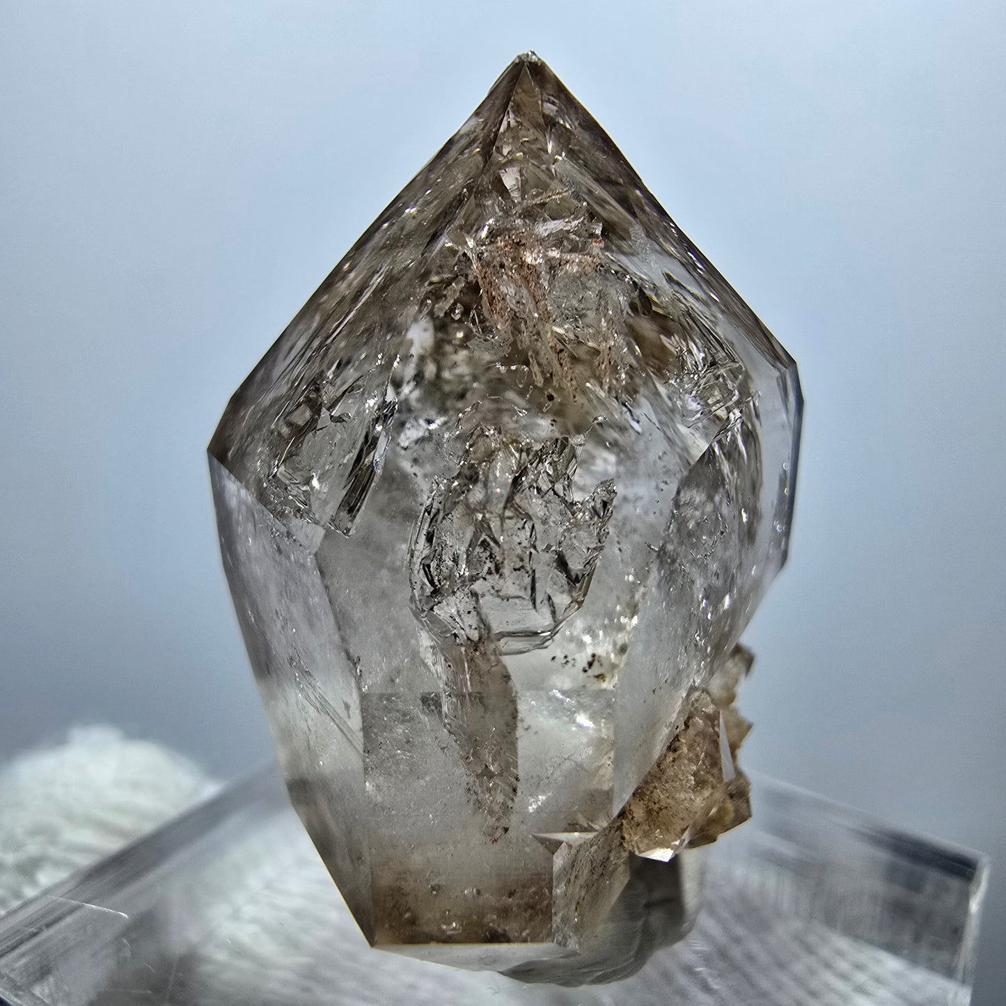 Sceptre en quartz fumé fantôme transparent, DT Point, Goboboseb, Namibie, 29 x 22 x 16 mm