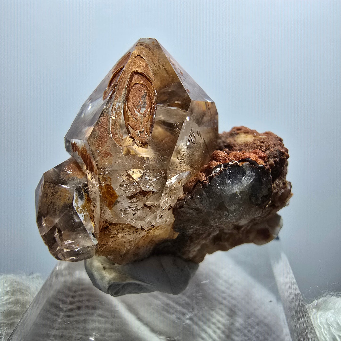 Amas de sceptres en quartz fumé fantôme transparent, Goboboseb, Namibie, 30 x 25 x 20 mm