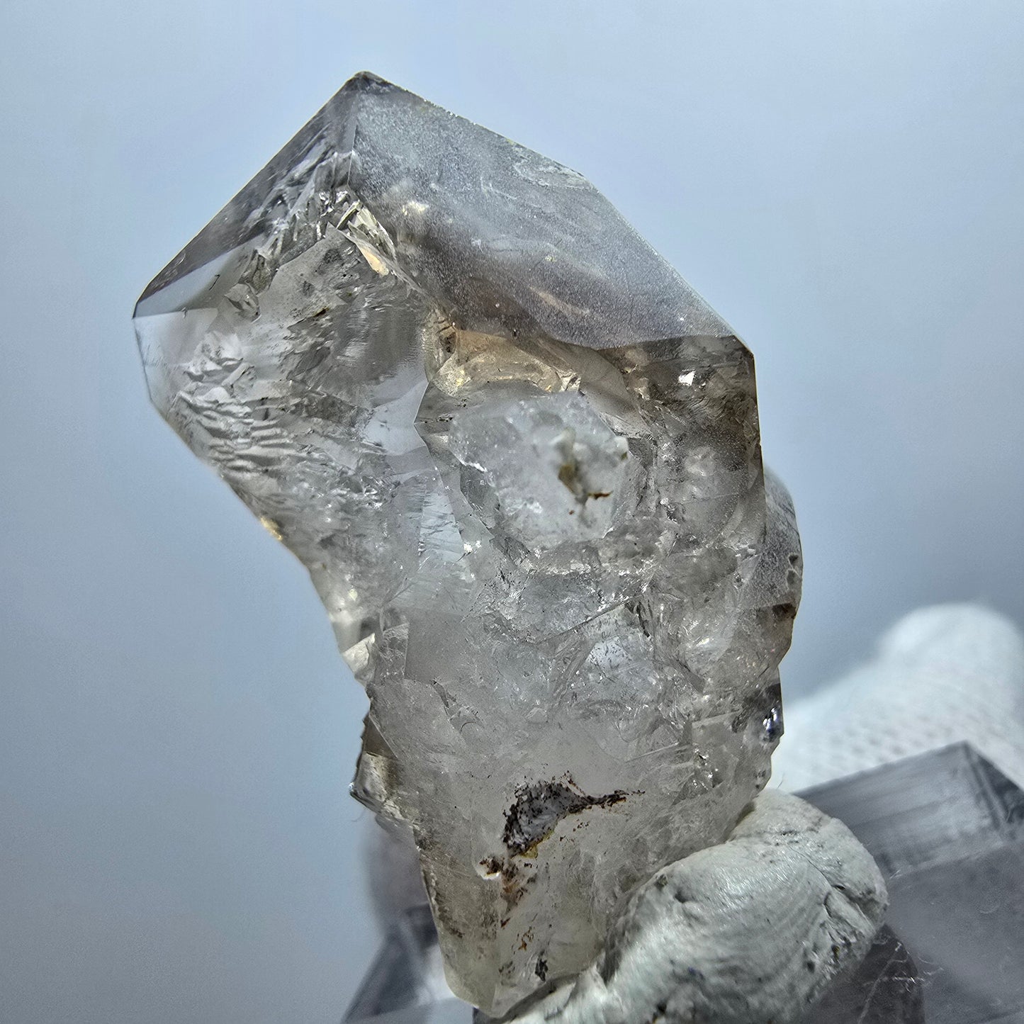 Sceptre en quartz fumé fantôme transparent, amas de Goboboseb, Namibie, 34 x 21 x 20 mm