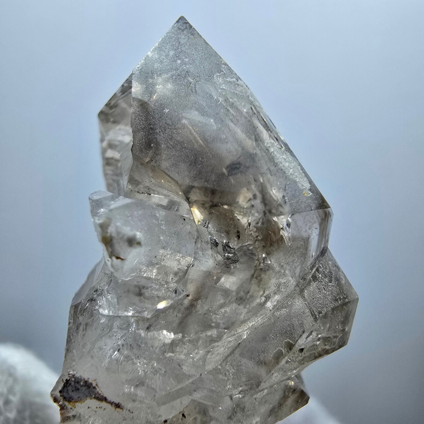 Sceptre en quartz fumé fantôme transparent, amas de Goboboseb, Namibie, 34 x 21 x 20 mm