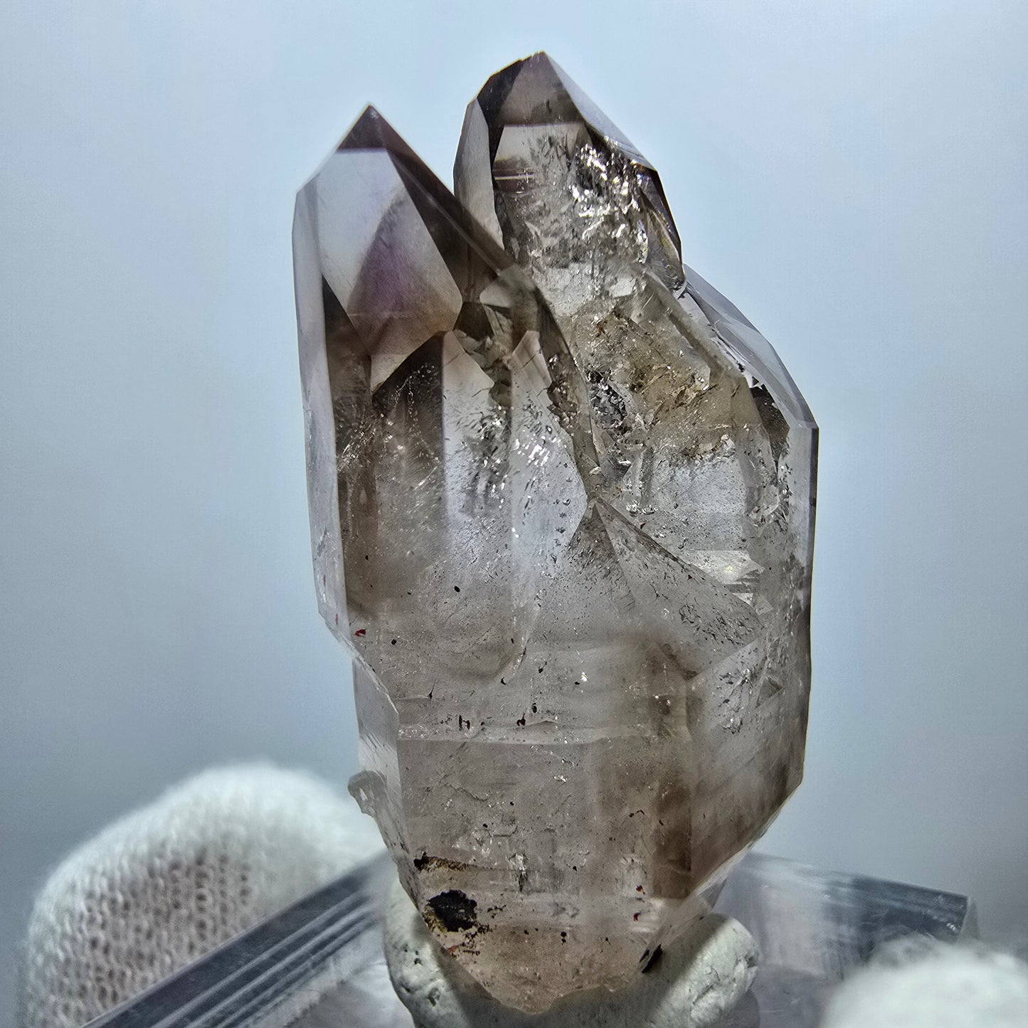 Amas de sceptres en quartz fumé fantôme transparent, Goboboseb, Namibie, 35 x 20 x 17 mm