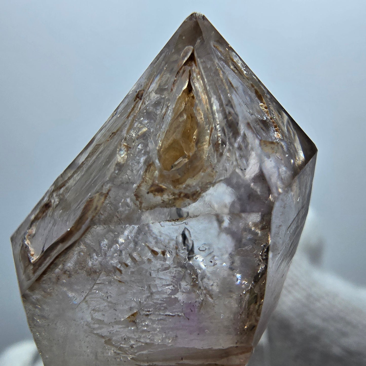 Pointe de sceptre en quartz fumé fantôme transparent, Goboboseb, Namibie, 39 x 23 x 16 mm