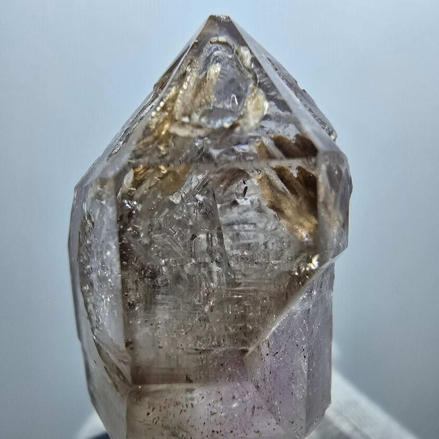 Pointe de sceptre en quartz fumé fantôme transparent, Goboboseb, Namibie, 39 x 23 x 16 mm