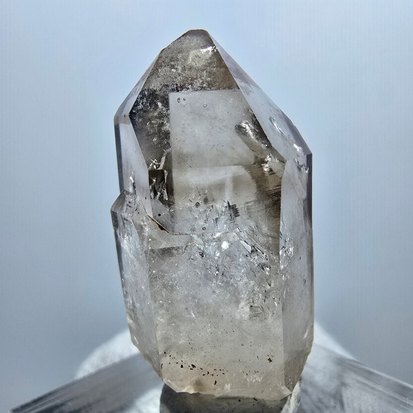 Pointe de sceptre en quartz fumé fantôme transparent, Goboboseb, Namibie, 30 x 15 x 16 mm