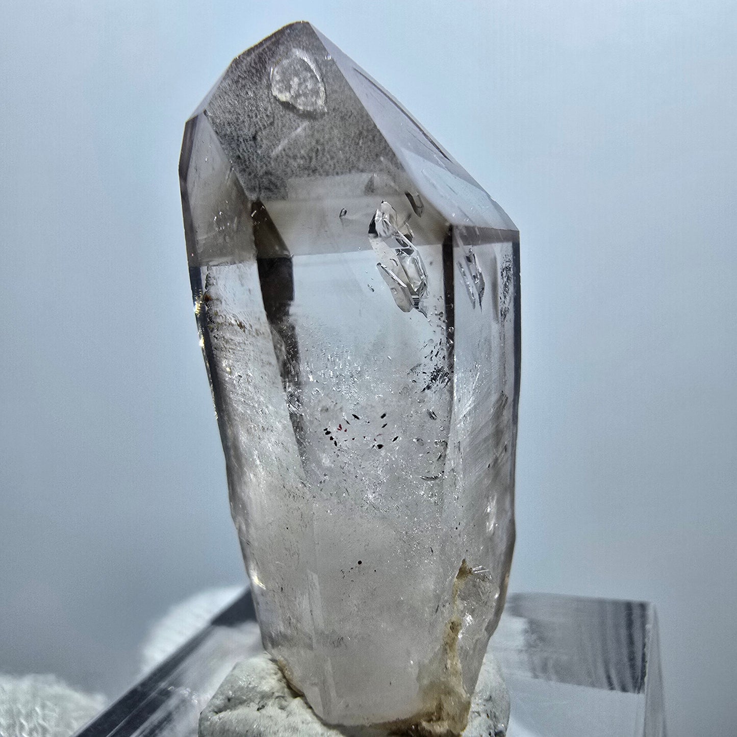 Pointe de sceptre en quartz fumé fantôme transparent, Goboboseb, Namibie, 34 x 17 x 13 mm