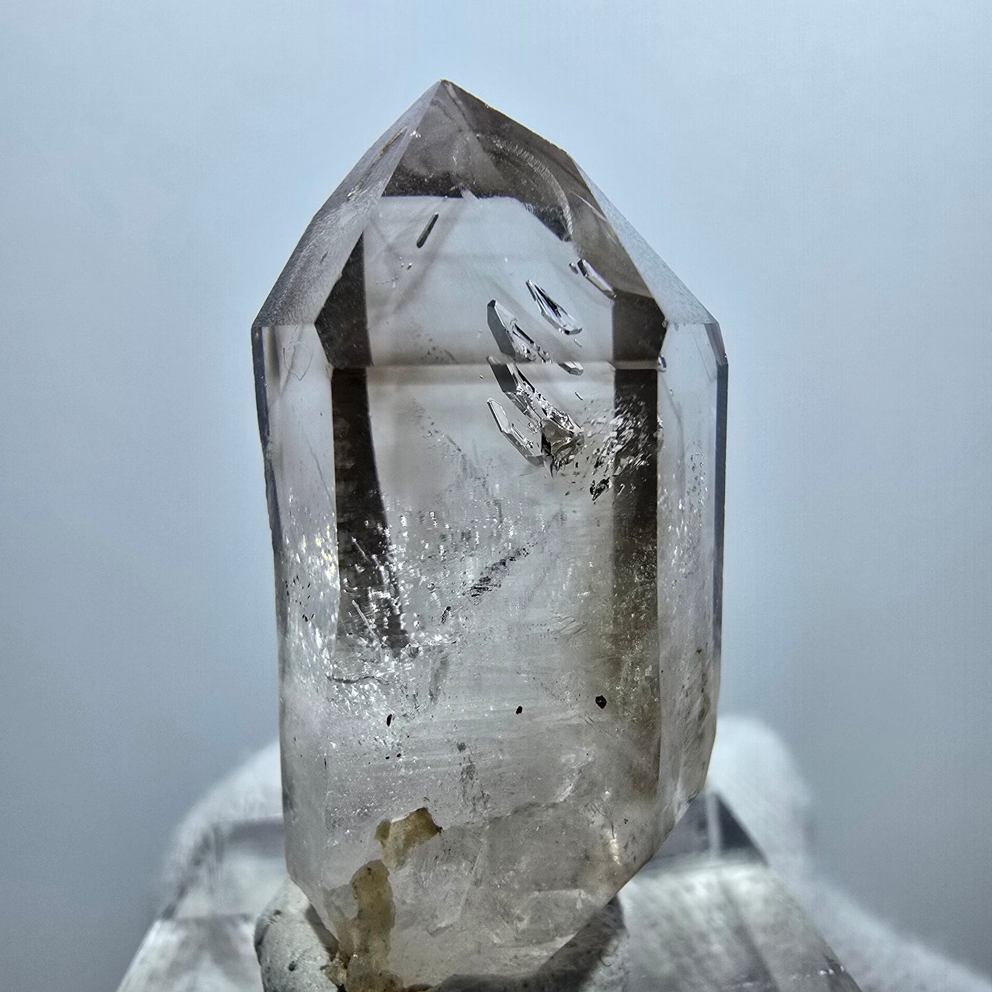 Pointe de sceptre en quartz fumé fantôme transparent, Goboboseb, Namibie, 34 x 17 x 13 mm