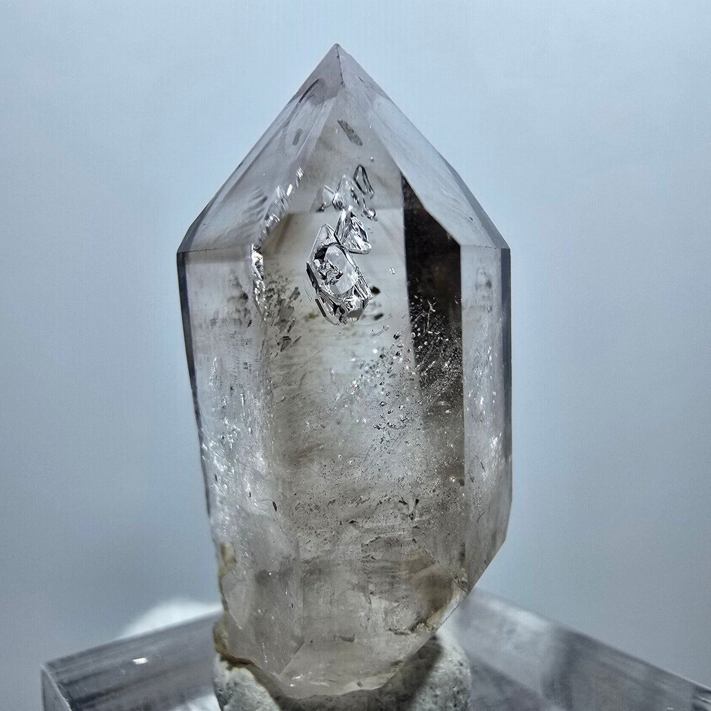 Pointe de sceptre en quartz fumé fantôme transparent, Goboboseb, Namibie, 34 x 17 x 13 mm