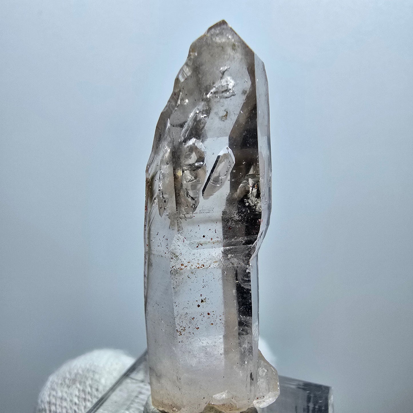 Pointe de sceptre en quartz fumé fantôme transparent, Goboboseb, Namibie, 45 x 11 x 14 mm