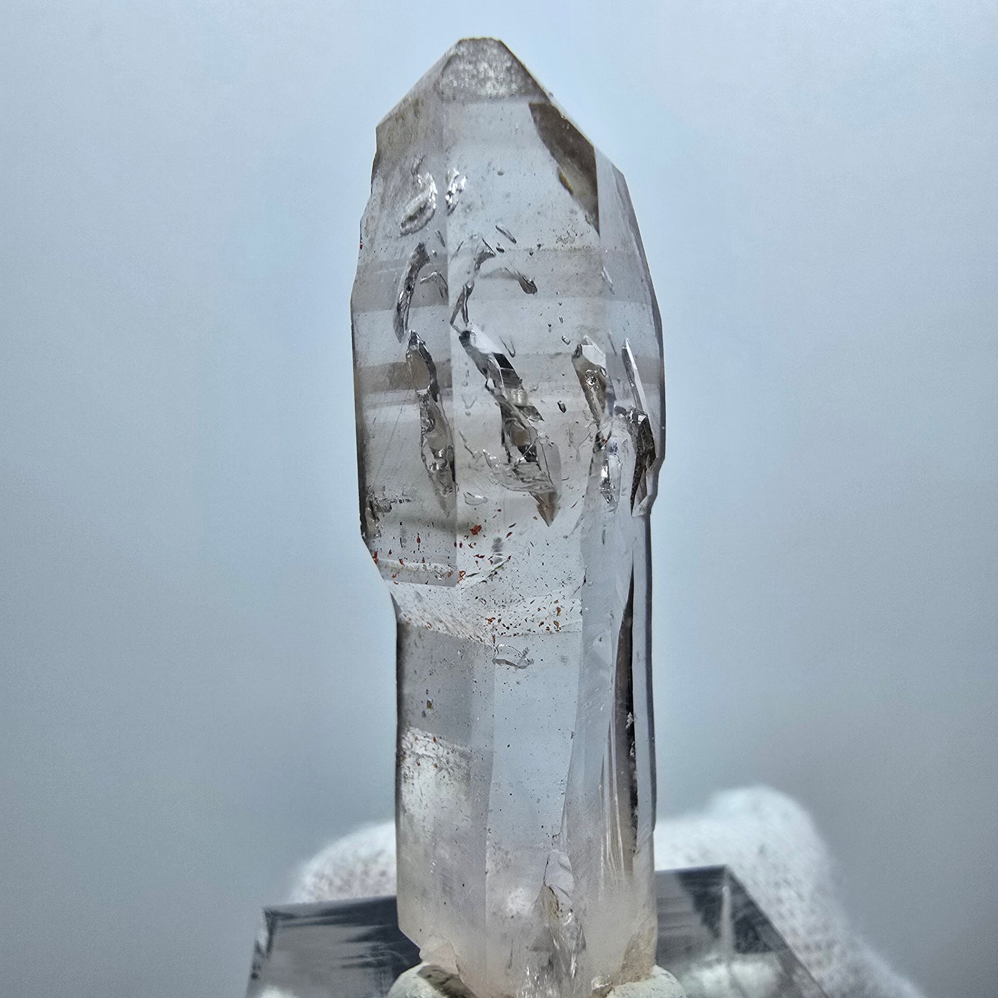 Pointe de sceptre en quartz fumé fantôme transparent, Goboboseb, Namibie, 45 x 11 x 14 mm