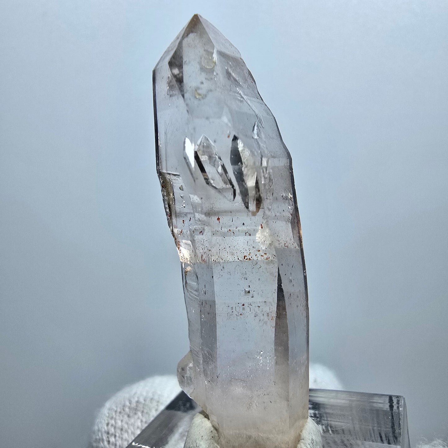 Pointe de sceptre en quartz fumé fantôme transparent, Goboboseb, Namibie, 45 x 11 x 14 mm
