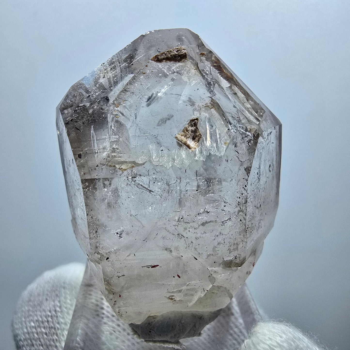 Pointe de sceptre en quartz fumé fantôme transparent, Goboboseb, Namibie, 44 x 33 x 22 mm