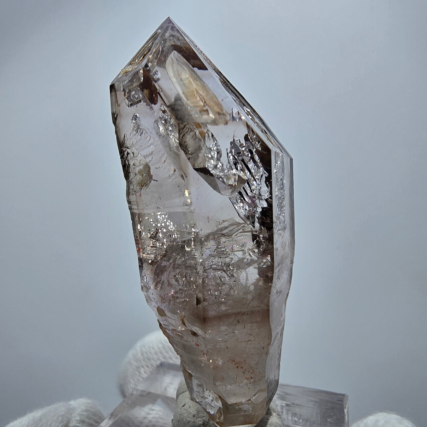 Quartz fumé fantôme transparent DT Scepter Point Goboboseb, Namibie 49 x 17 x 17 mm