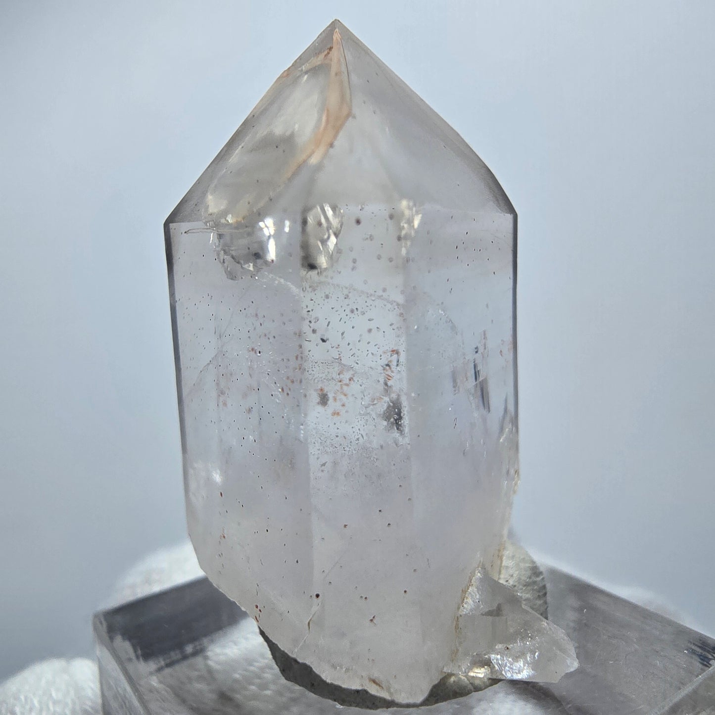 Pointe de quartz fumé fantôme clair, forme rare de Goboboseb, Namibie, 36 x 21 x 21 mm