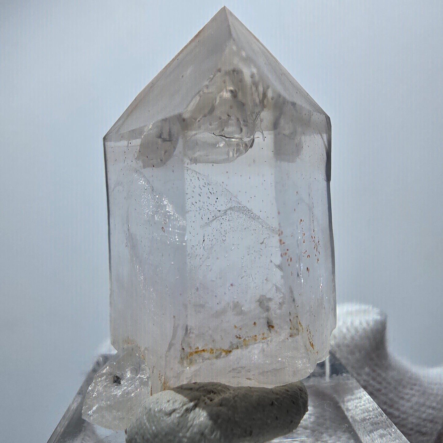 Pointe de quartz fumé fantôme clair, forme rare de Goboboseb, Namibie, 36 x 21 x 21 mm