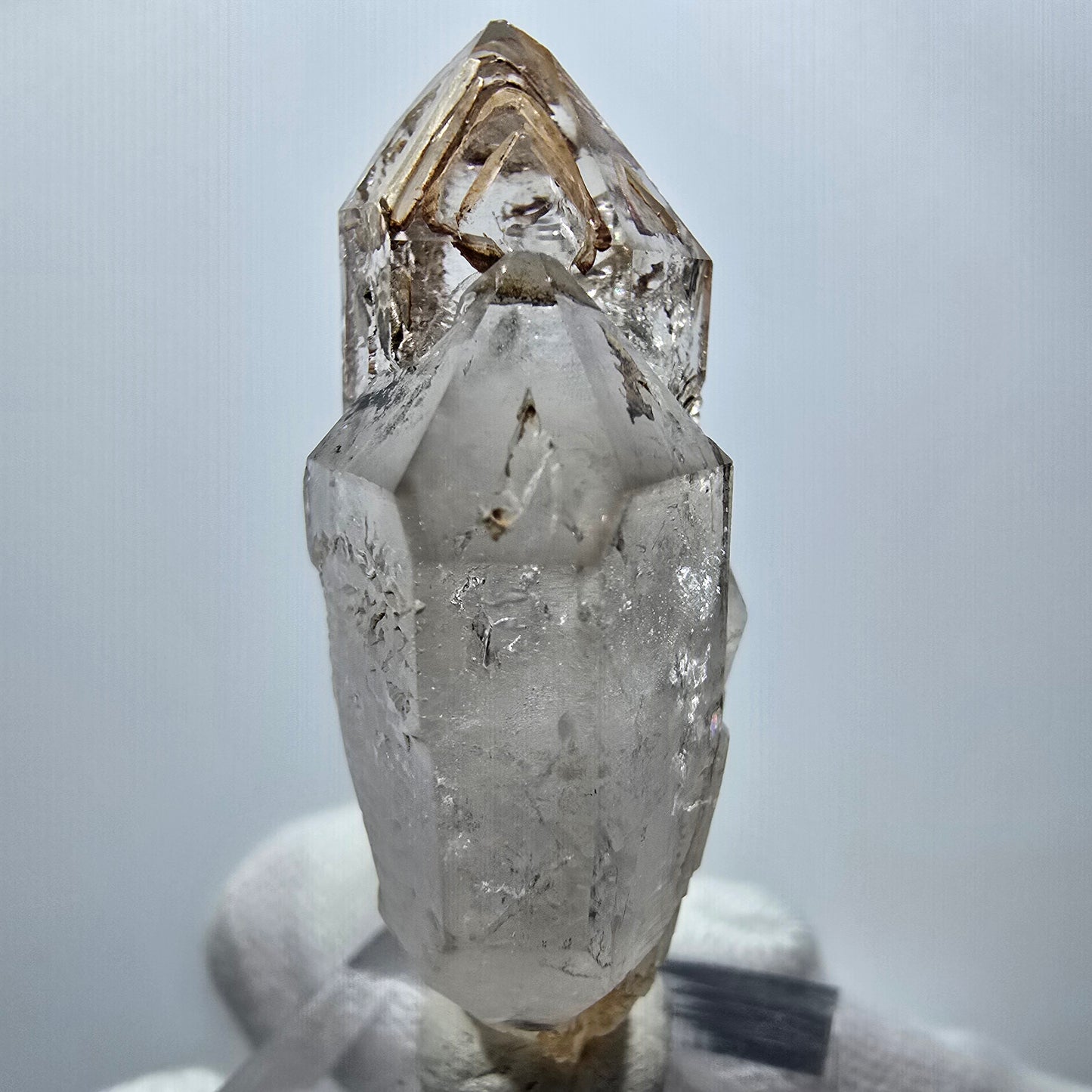 Amas de sceptres en quartz fumé fantôme transparent, Goboboseb, Namibie, 50 x 28 x 17 mm