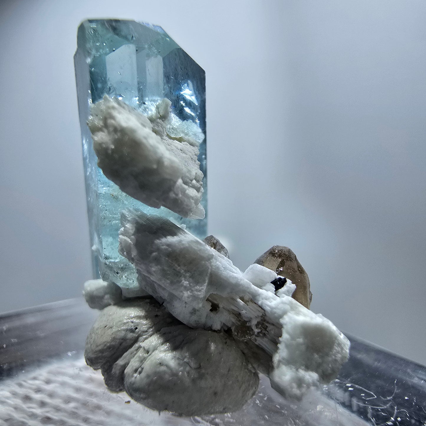 Seltener Aquamarin X mit Hyalit, Orthoklas Erongo, Namibia 20*17*11mm