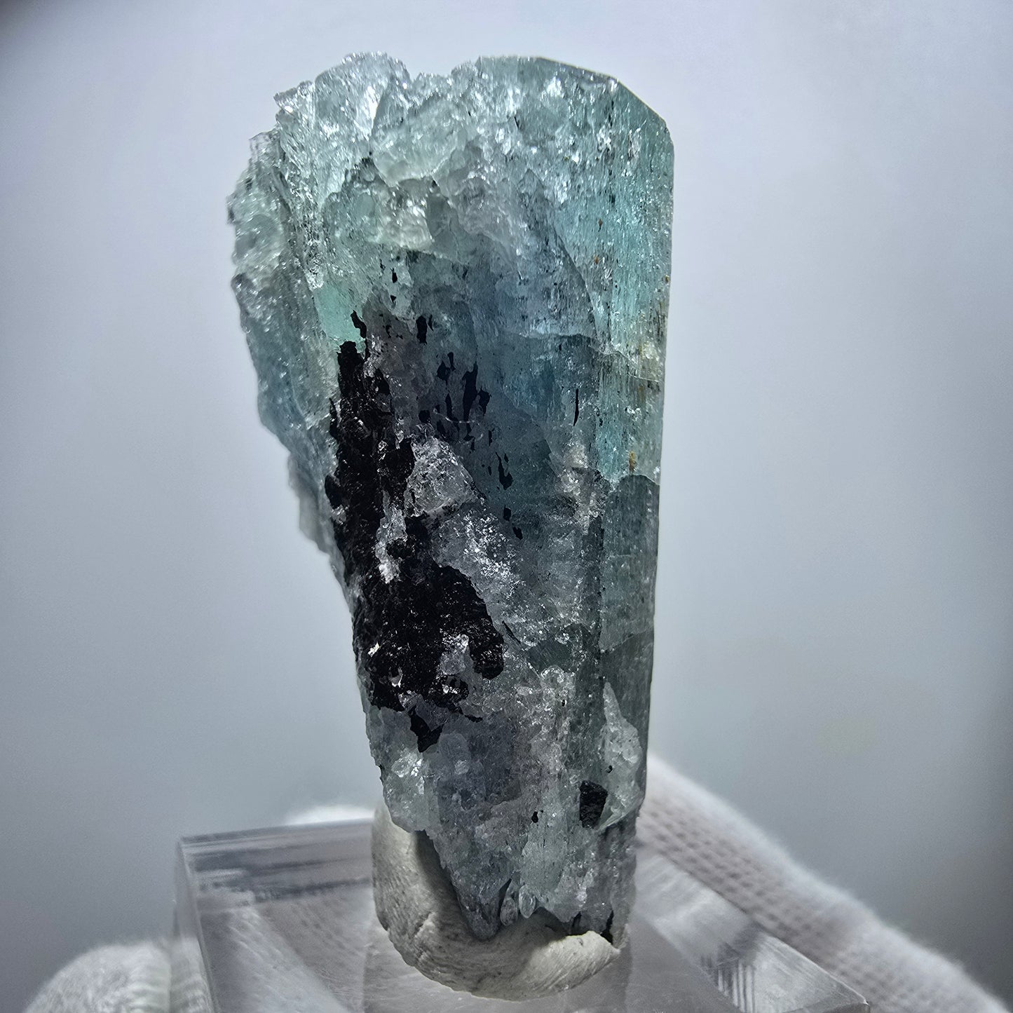 Seltener Aquamarin X mit Hyalit Einschlüssen Erongo, Namibia 42*28*19mm