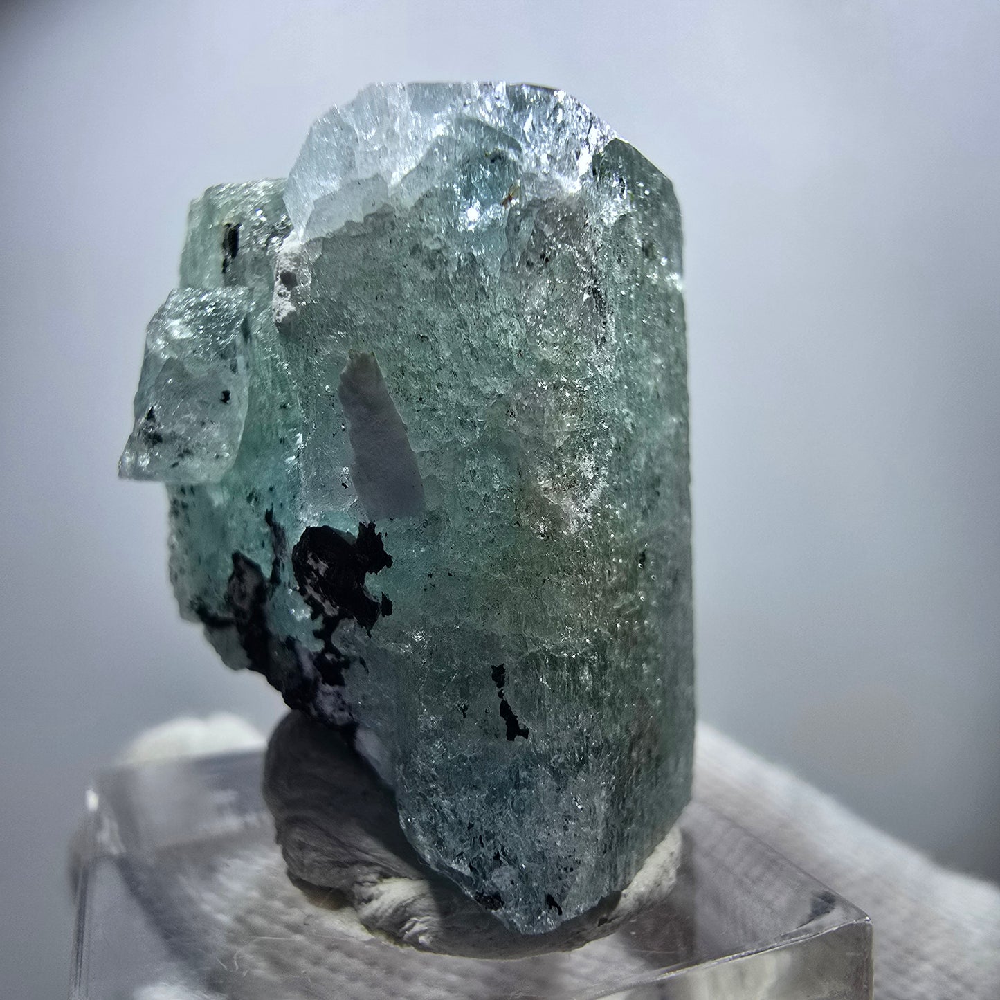 Seltener Aquamarin X mit Hyalit Einschlüssen Erongo, Namibia 30*29*24mm