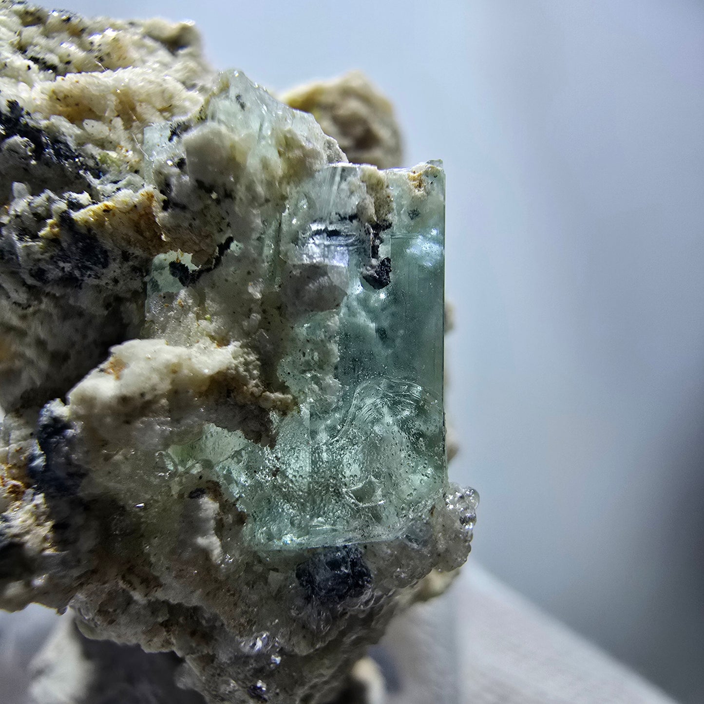 Seltene Aquamarin X mit Hyalit, Orthoklas Stufe Erongo, Namibia 39*38*28mm