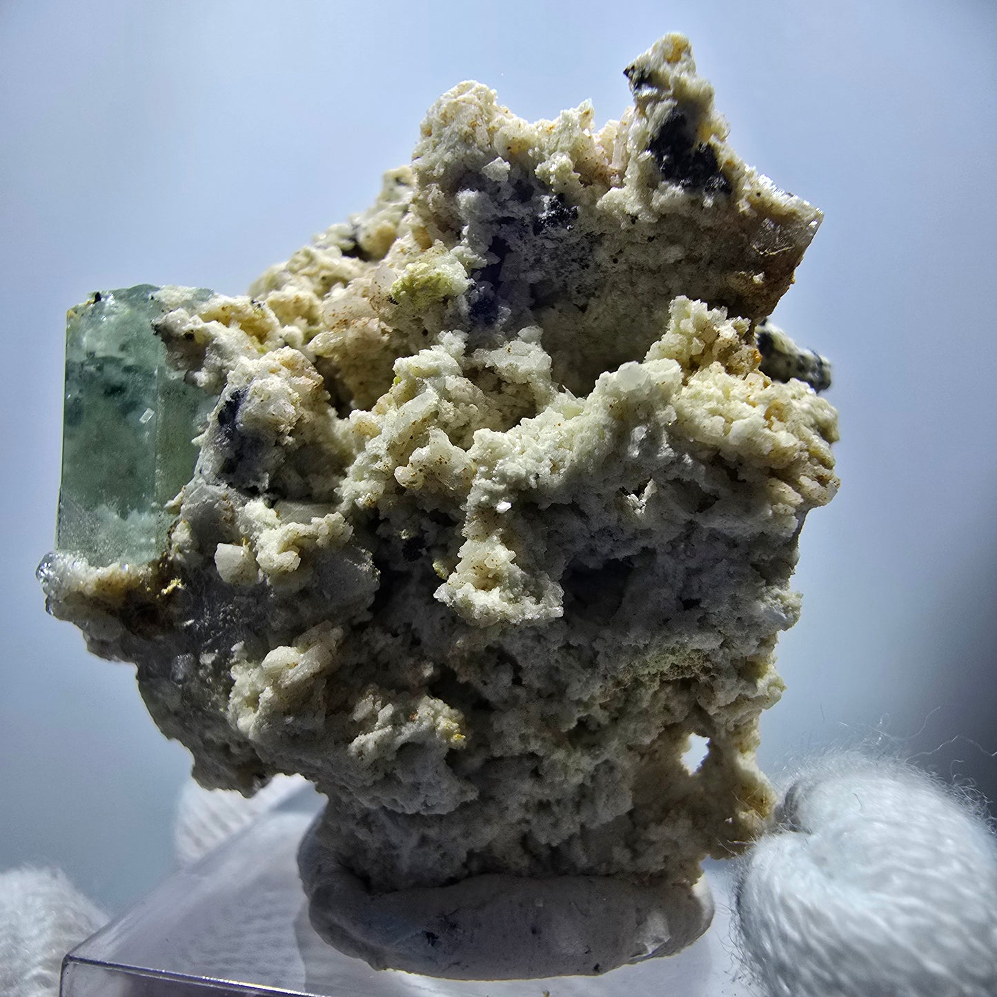 Seltene Aquamarin X mit Hyalit, Orthoklas Stufe Erongo, Namibia 39*38*28mm