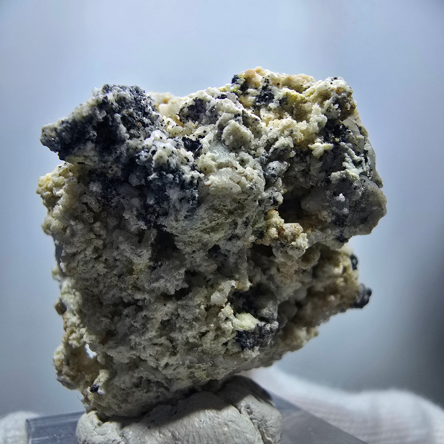 Seltene Aquamarin X mit Hyalit, Orthoklas Stufe Erongo, Namibia 39*38*28mm