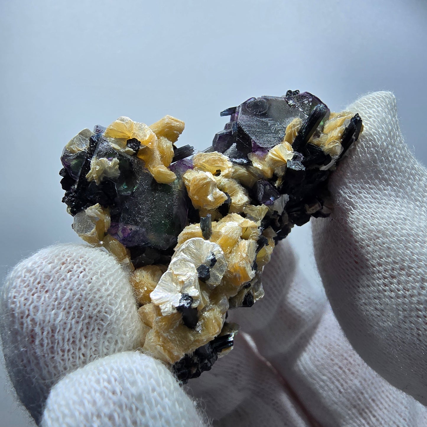 Fluorite fantôme colorée, hyalite, muscovite, tourmaline schol, Erongo, Namibie, 48 x 36 x 24 mm