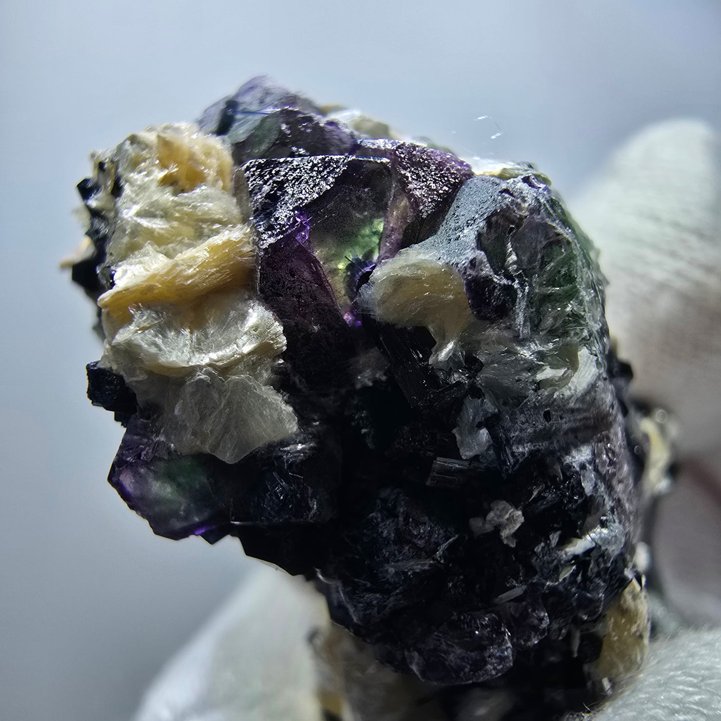 Fluorite fantôme colorée, hyalite, muscovite, tourmaline schol, Erongo, Namibie, 48 x 36 x 24 mm
