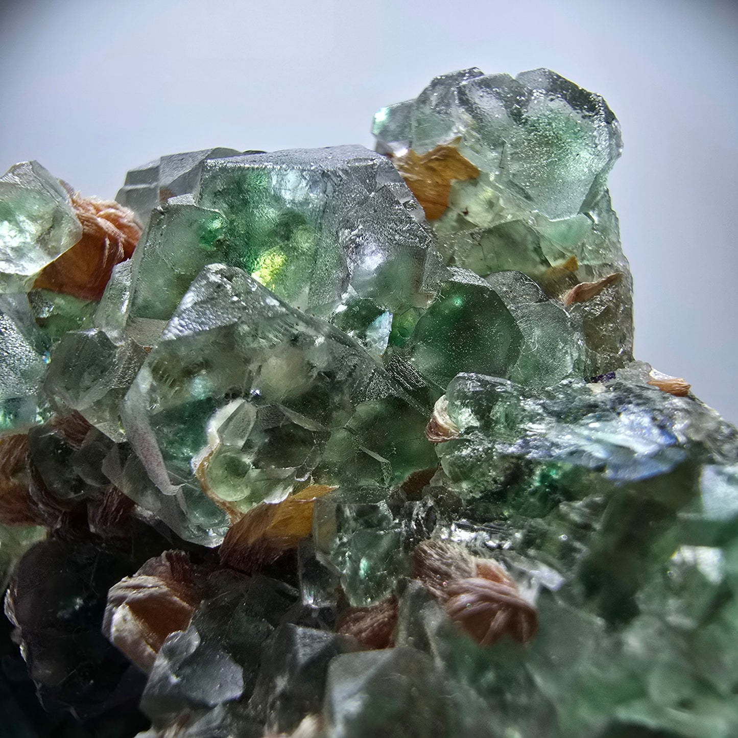 Phantom Fluorit Würfel, Hyalit, Muskovit (UV) Stufe Erongo, Namibia 70*63*36mm