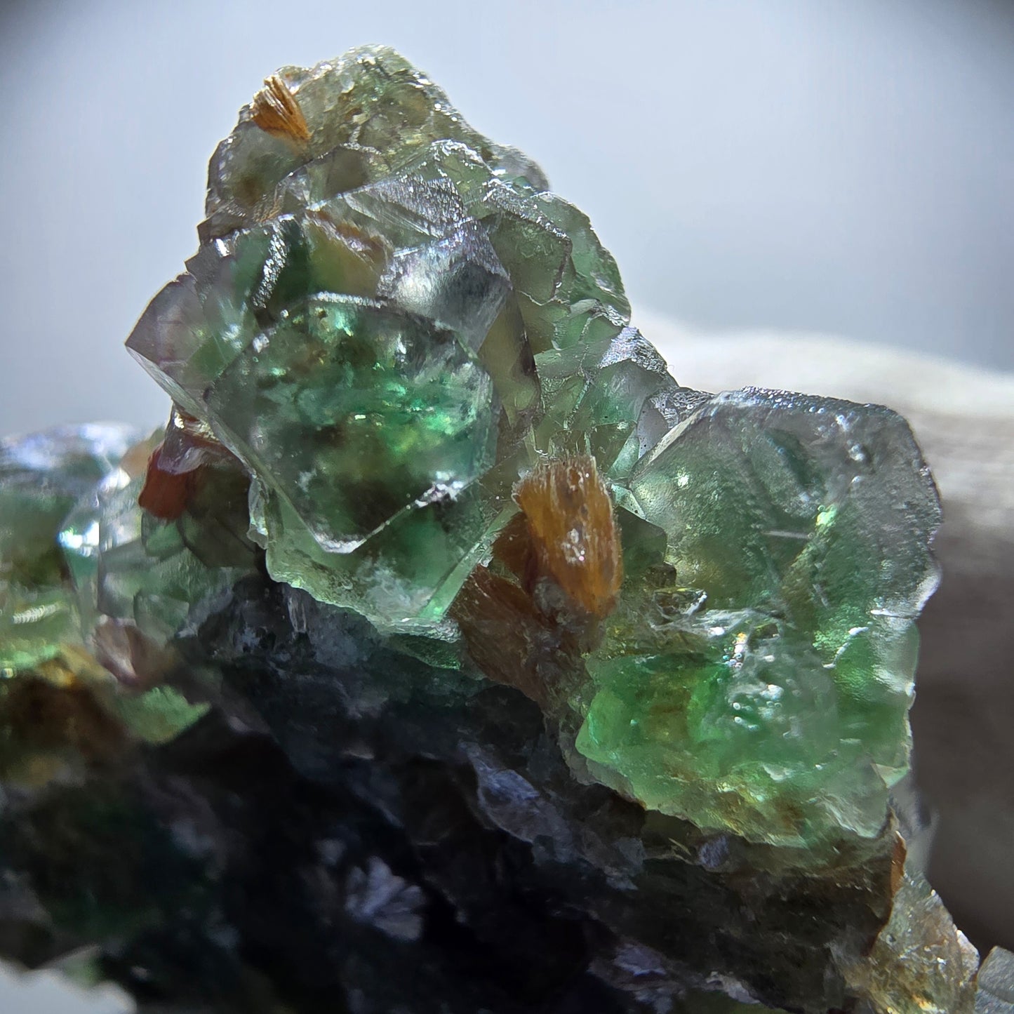 Phantom Fluorit Würfel, Hyalit, Muskovit (UV) Stufe Erongo, Namibia 70*63*36mm