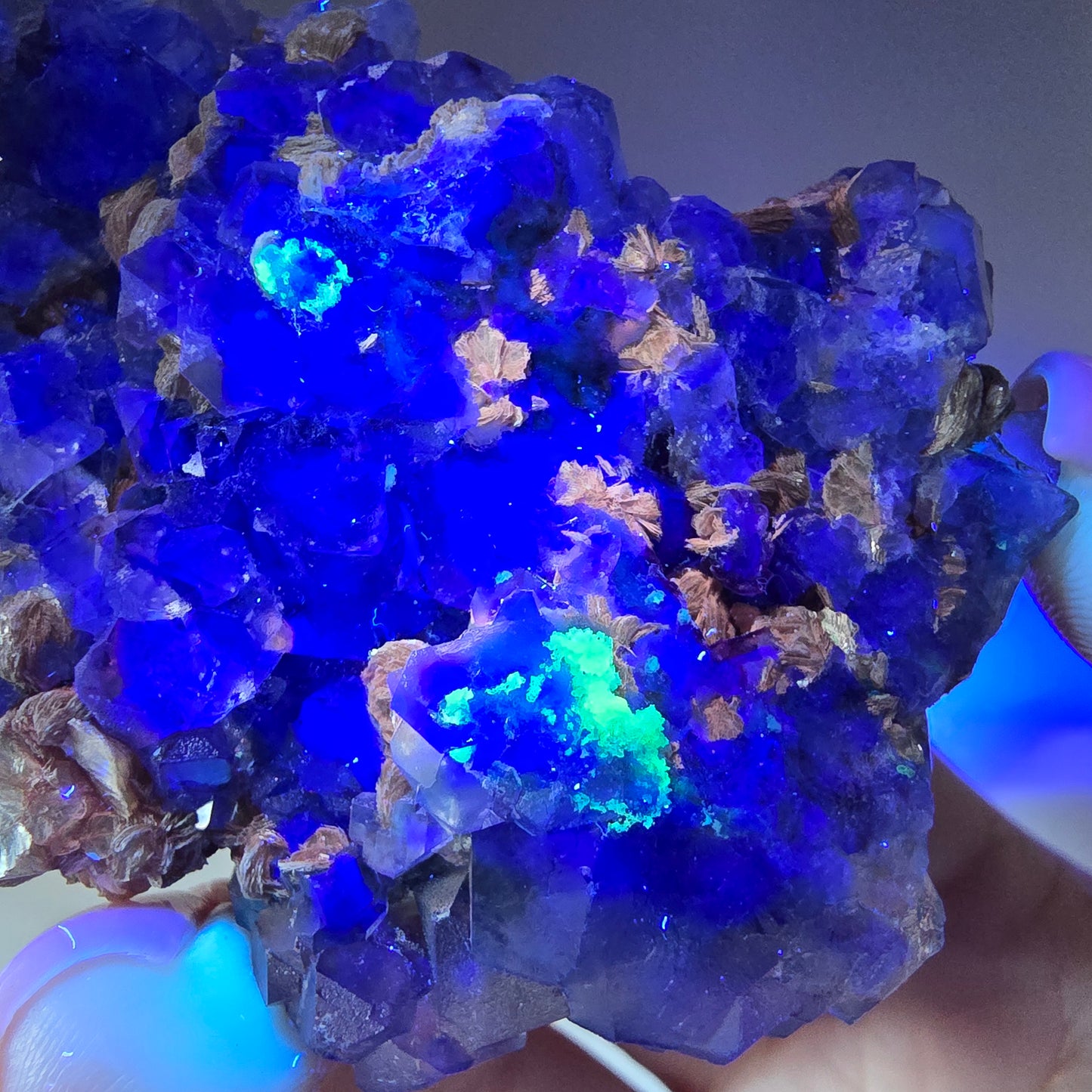 Phantom Fluorit Würfel, Hyalit, Muskovit (UV) Stufe Erongo, Namibia 70*63*36mm