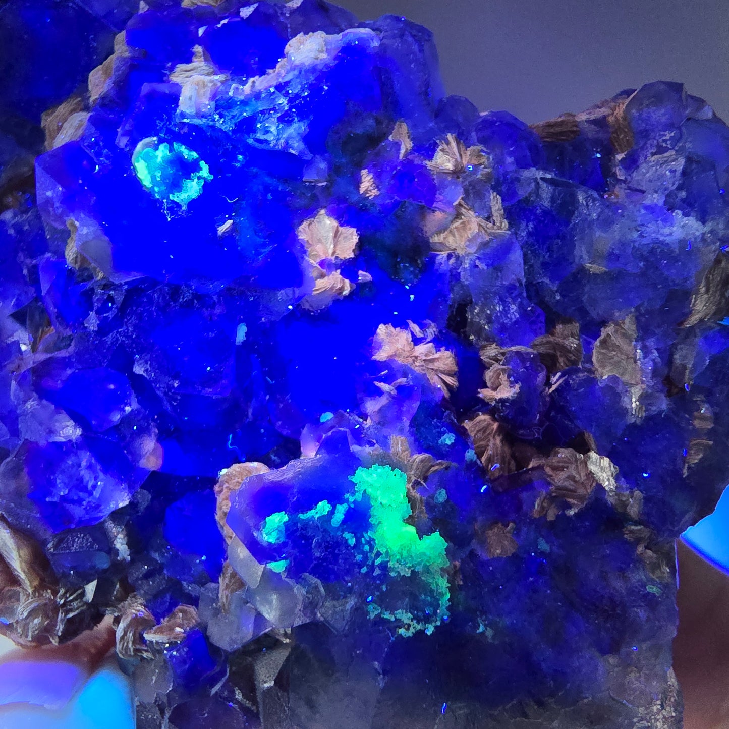 Phantom Fluorit Würfel, Hyalit, Muskovit (UV) Stufe Erongo, Namibia 70*63*36mm