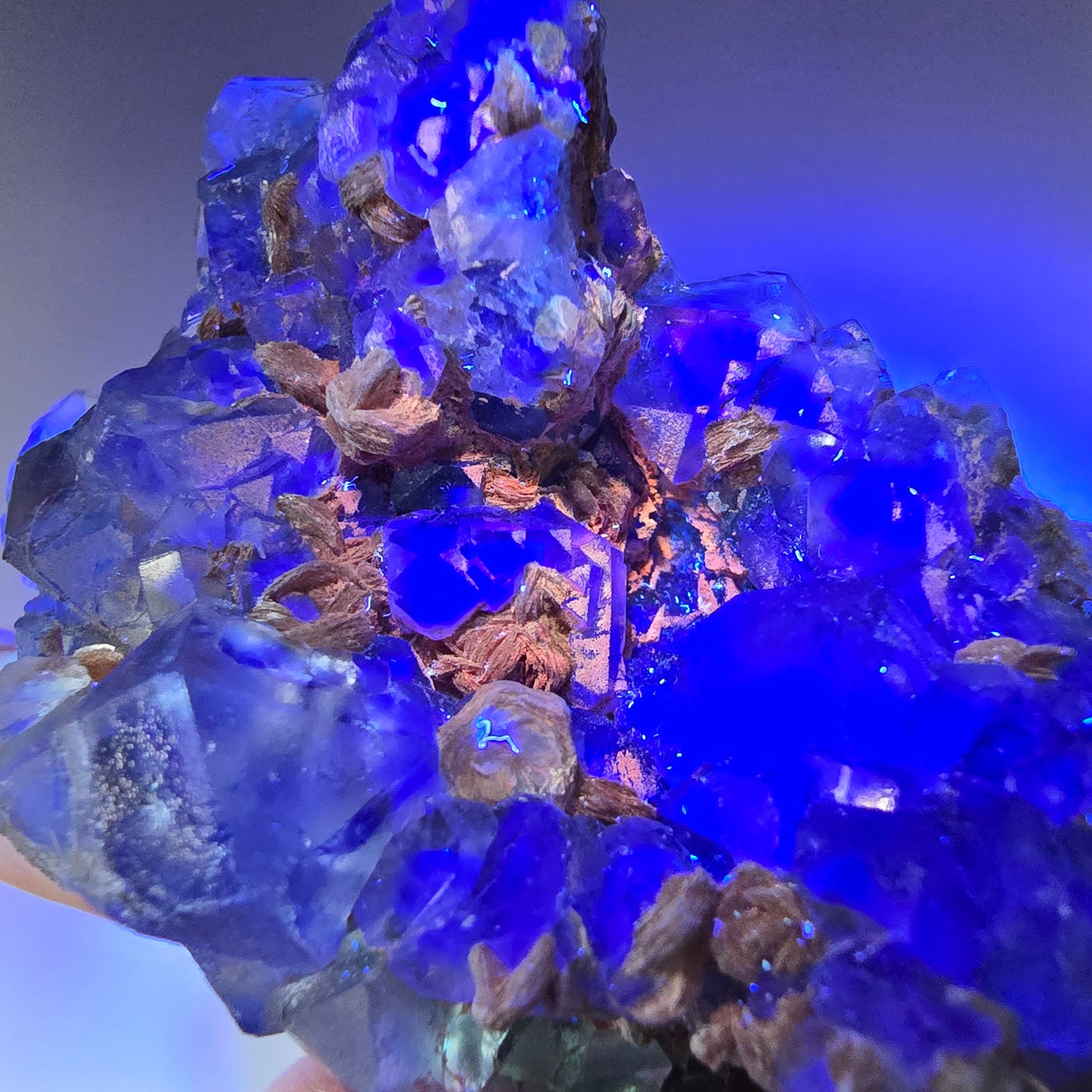 Phantom Fluorit Würfel, Hyalit, Muskovit (UV) Stufe Erongo, Namibia 70*63*36mm