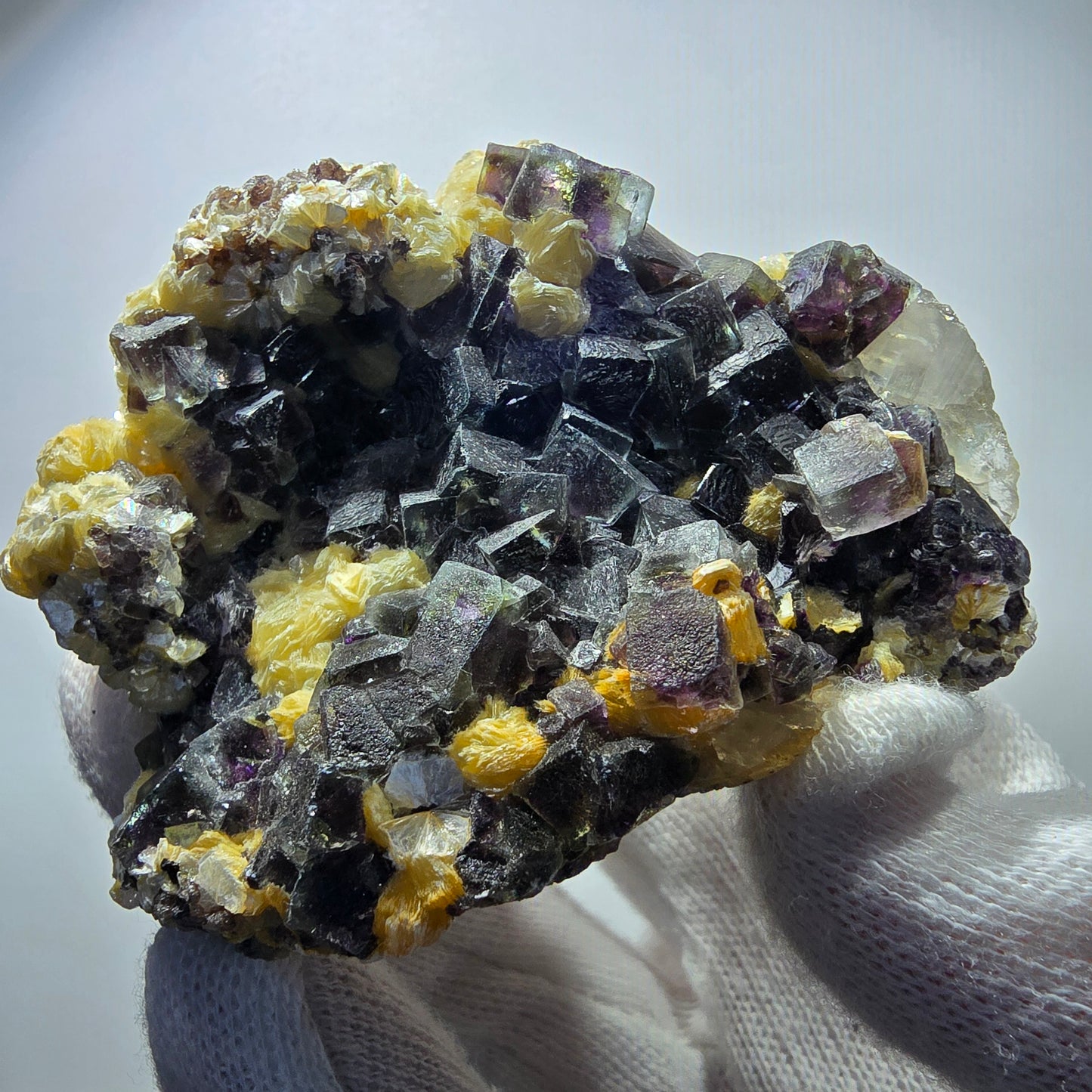 Cubes de fluorite fantôme colorés, spécimen de muscovite, Erongo, Namibie, 71 x 56 x 35 mm