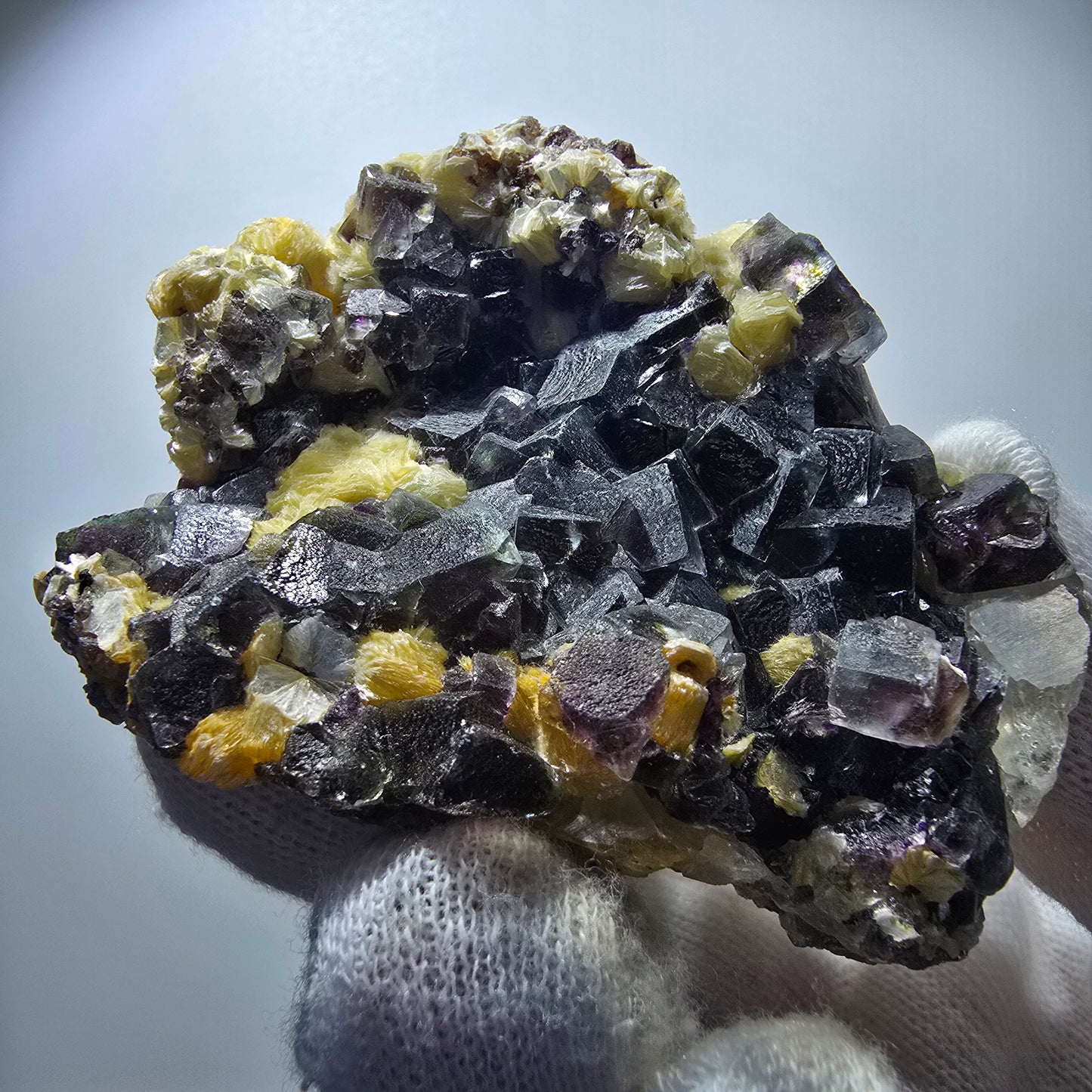 Cubes de fluorite fantôme colorés, spécimen de muscovite, Erongo, Namibie, 71 x 56 x 35 mm