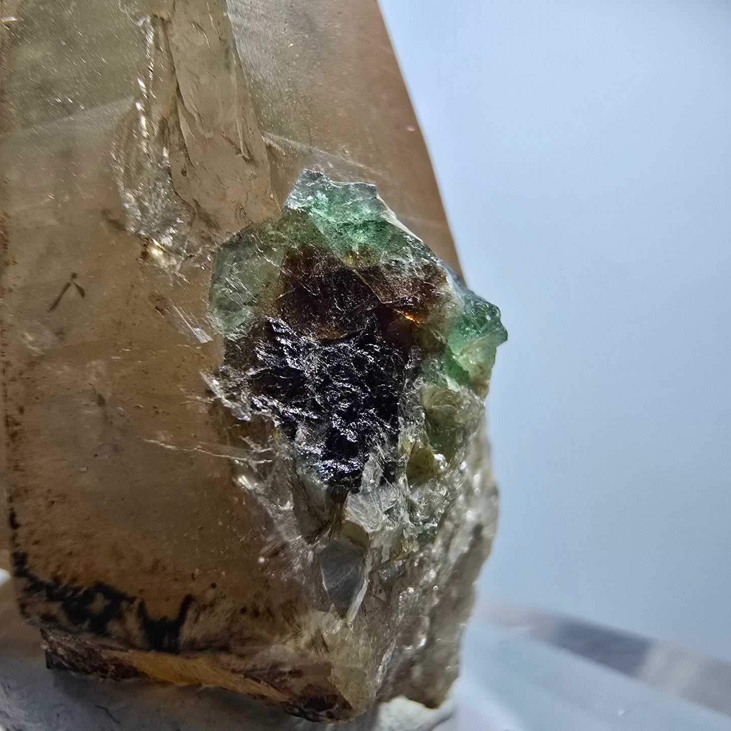 Cube de fluorite fantôme, quartz fumé et hyalite, spécimen d'Erongo, Namibie, 61 x 46 x 37 mm