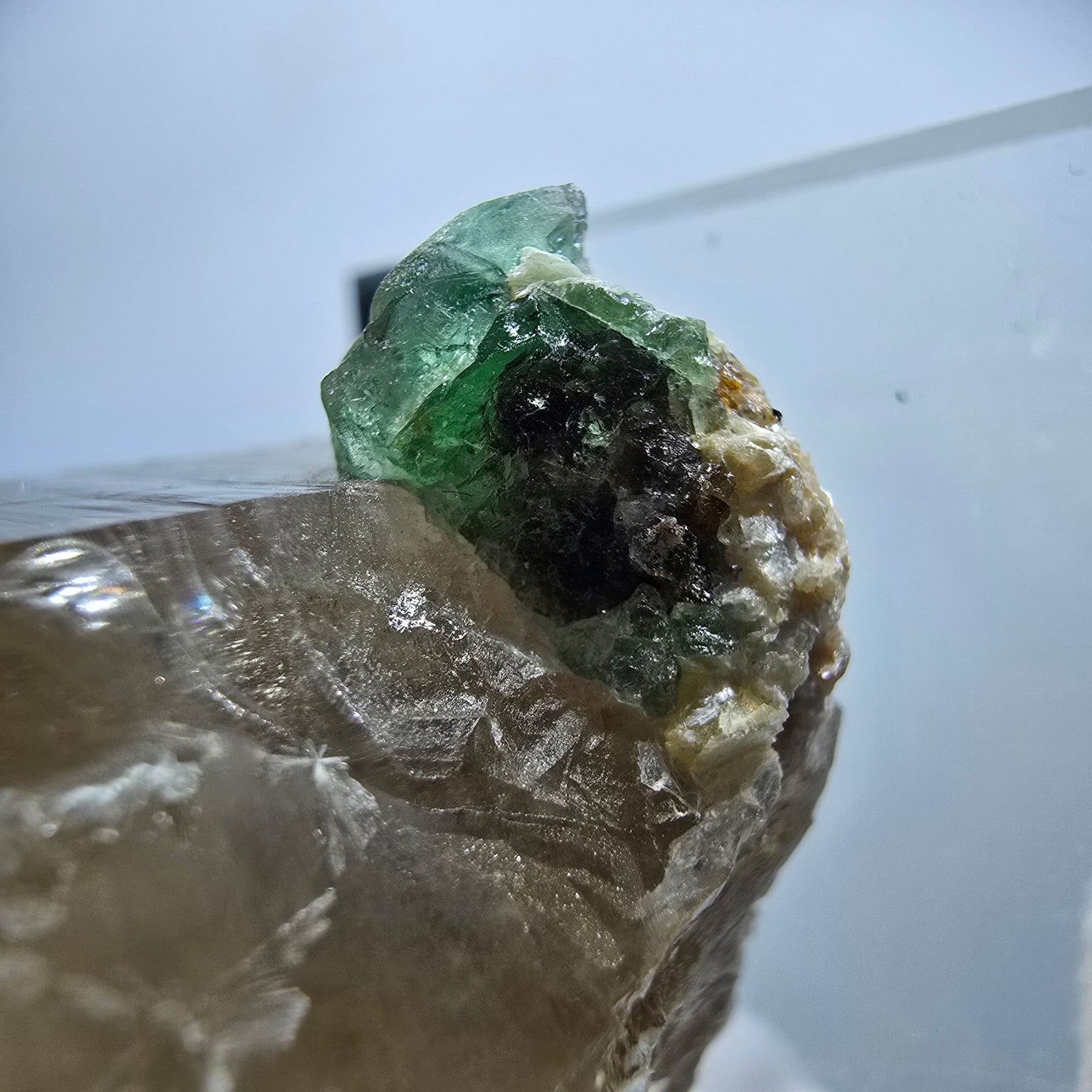 Cube de fluorite fantôme, quartz fumé et hyalite, spécimen d'Erongo, Namibie, 61 x 46 x 37 mm