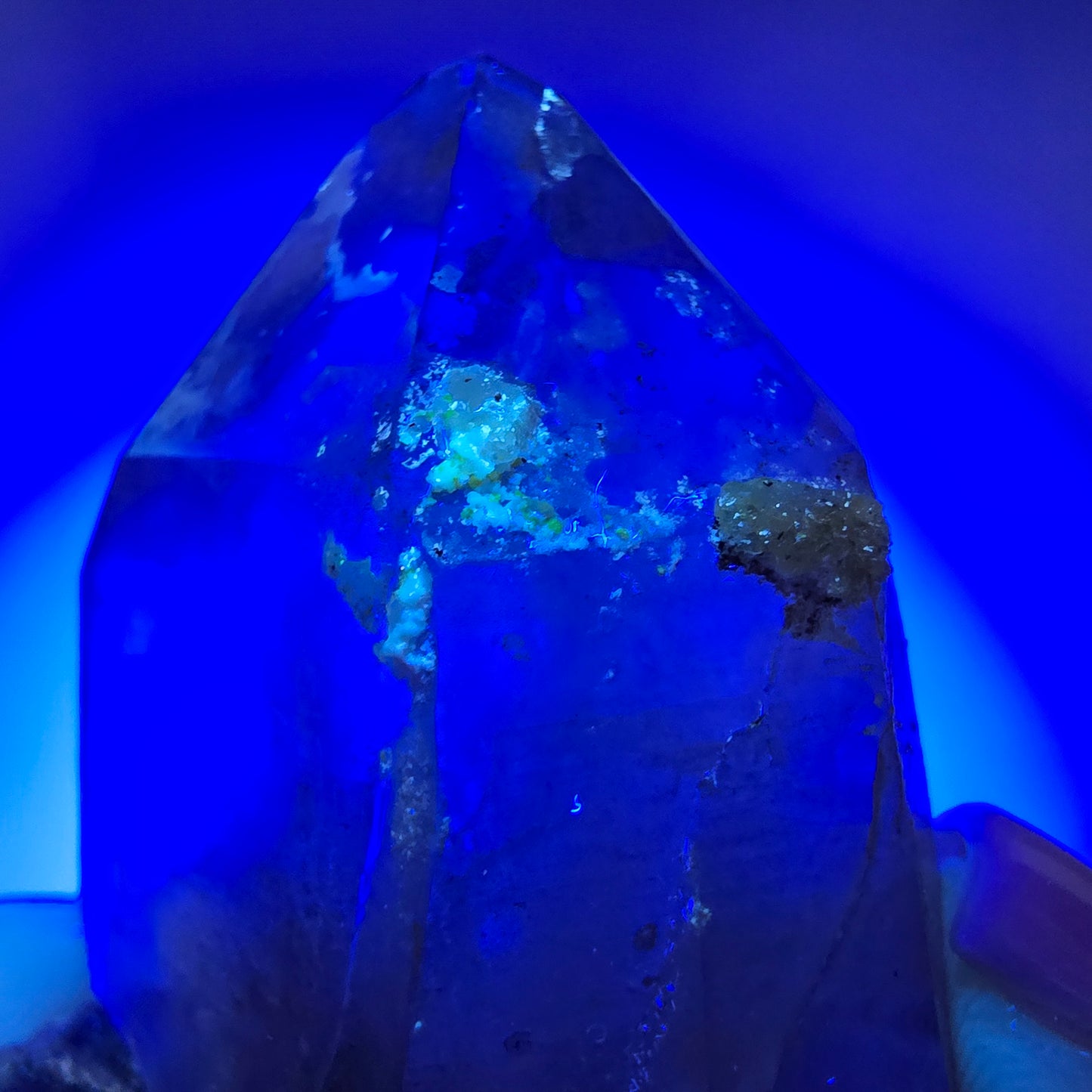 Cube de fluorite fantôme, quartz fumé et hyalite, spécimen d'Erongo, Namibie, 61 x 46 x 37 mm