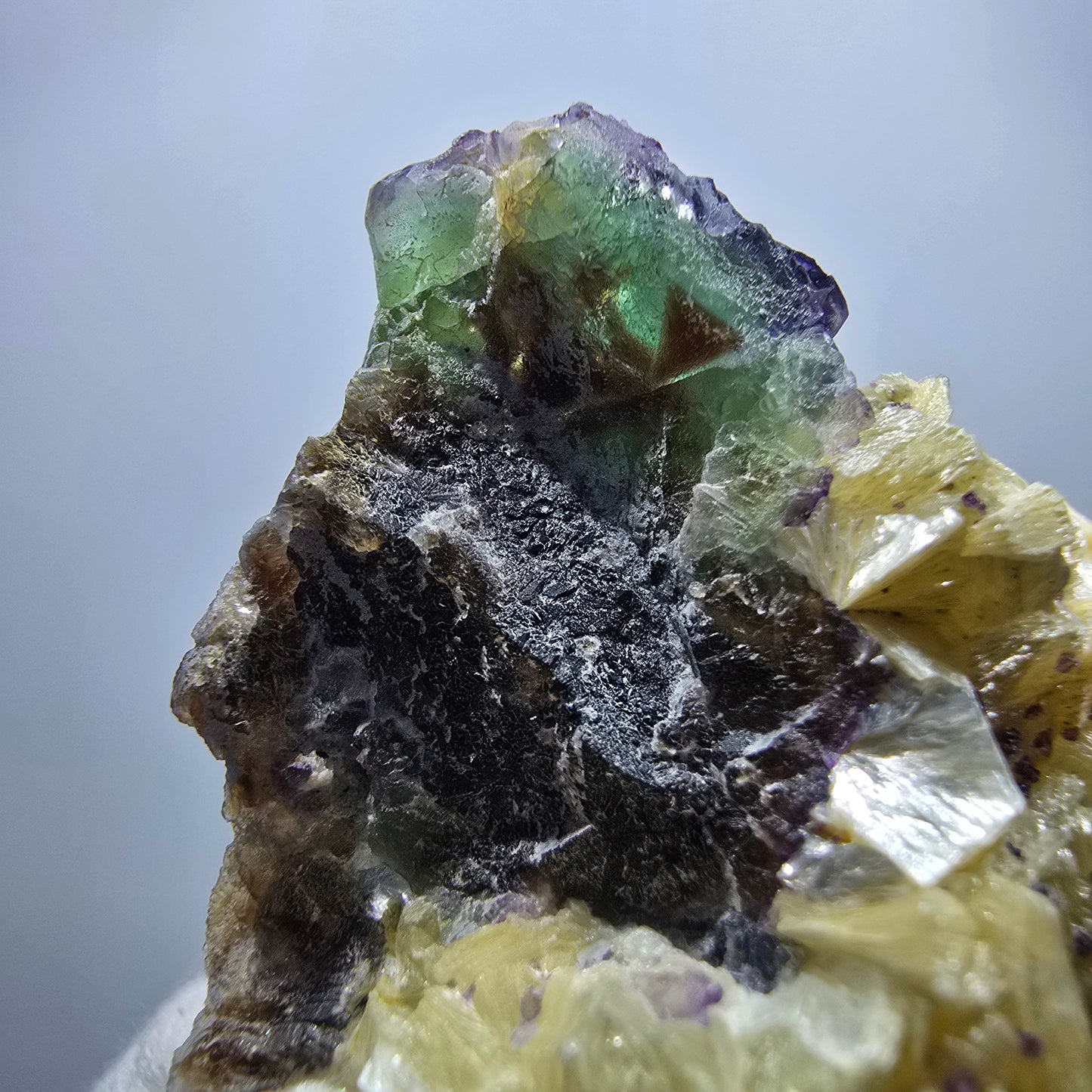 Fluorite fantôme, quartz fumé, tourmaline Schörl, hyalite, muscovite Erongo, Namibie 62*43*31mm