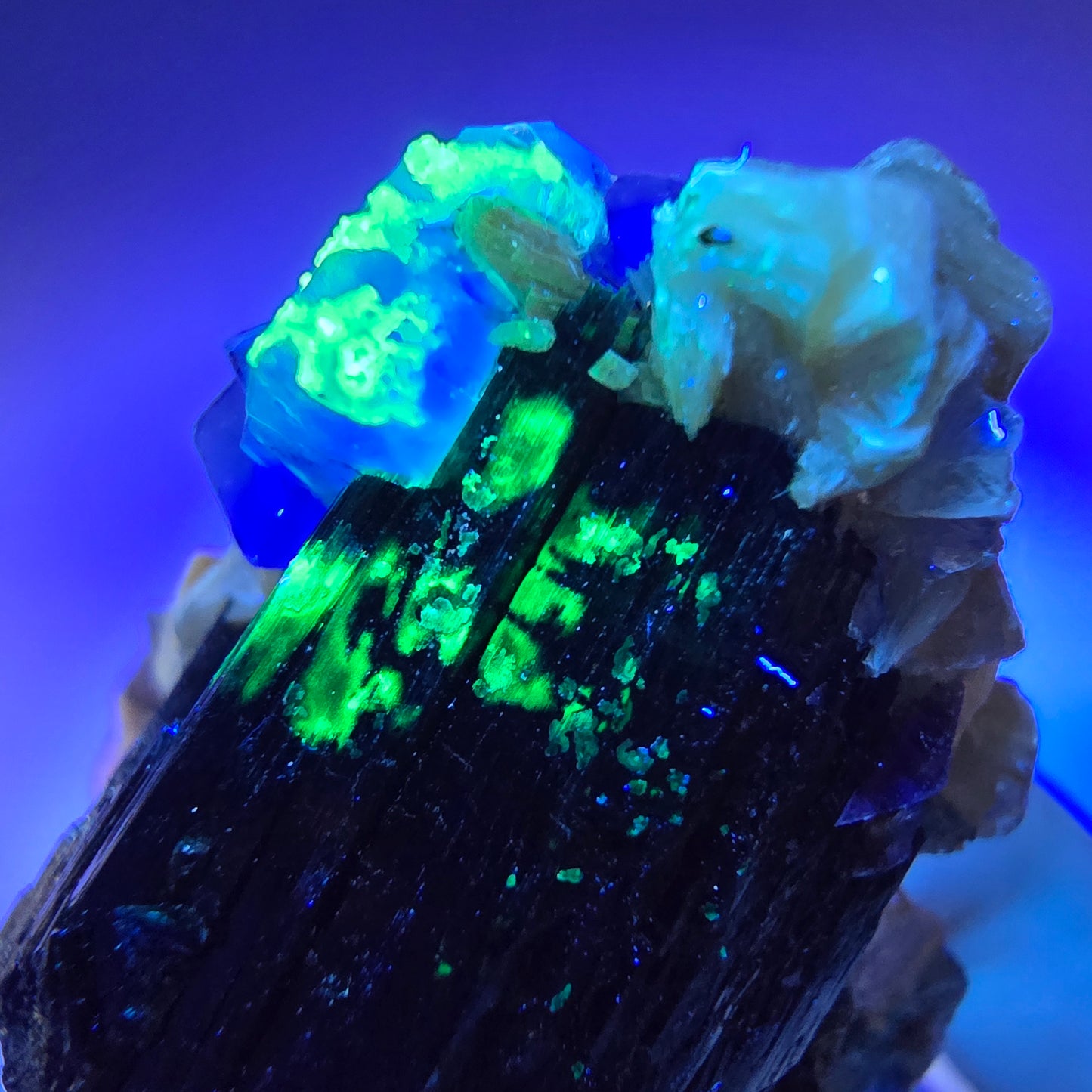 Fluorite fantôme, quartz fumé, tourmaline Schörl, hyalite, muscovite Erongo, Namibie 62*43*31mm
