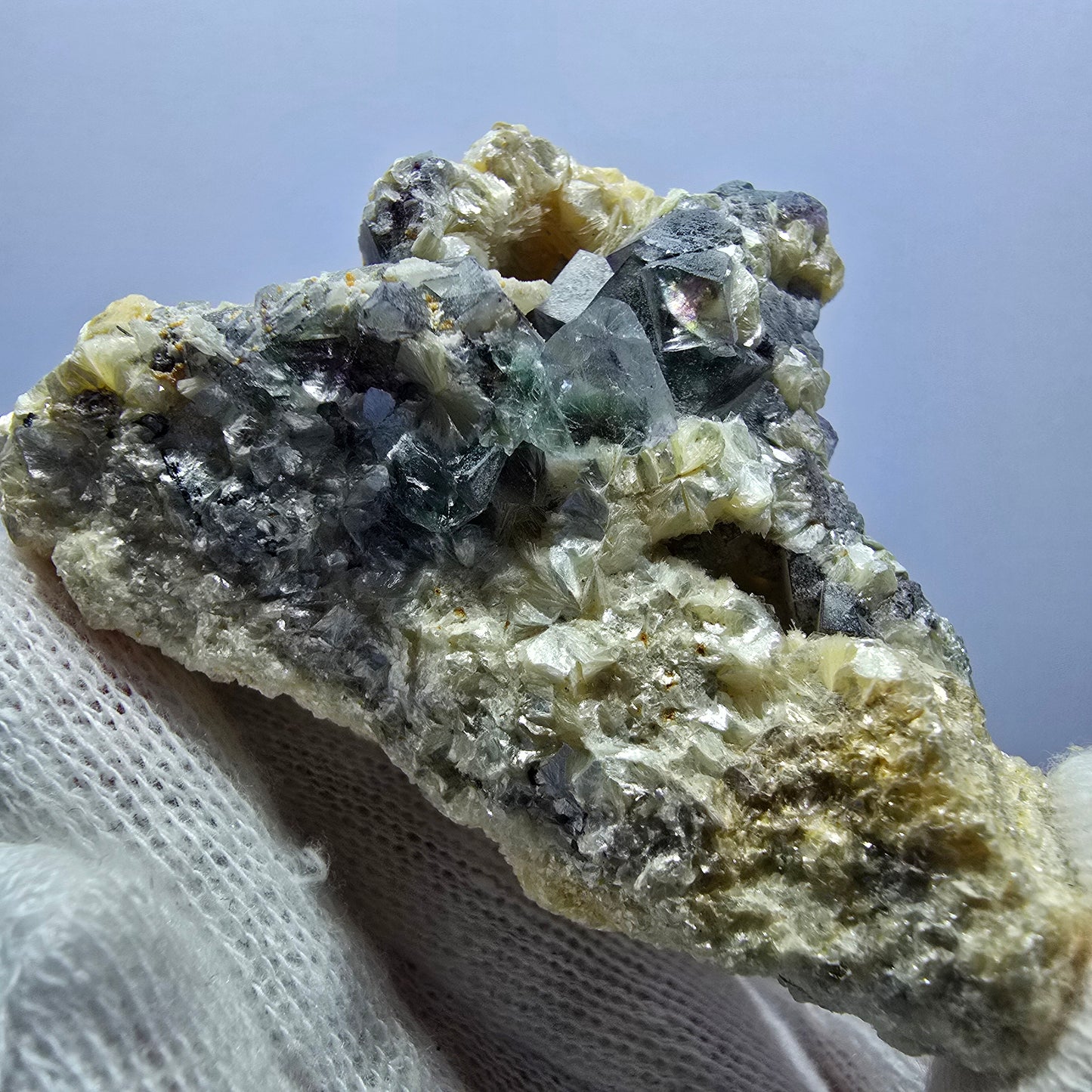 Cubes de fluorite fantôme colorés, spécimen de calcite muscovite UV, Erongo, Namibie, 63 x 52 x 31 mm