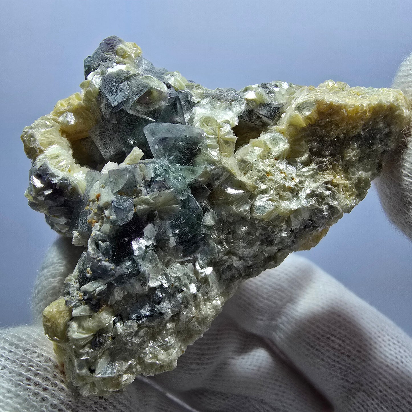 Cubes de fluorite fantôme colorés, spécimen de calcite muscovite UV, Erongo, Namibie, 63 x 52 x 31 mm