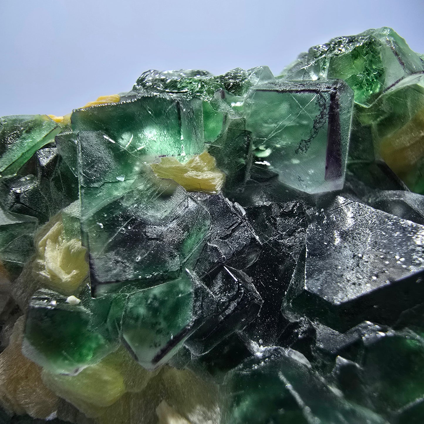 Cube de fluorite fantôme zonal, muscovite, spécimen d'hyalite, Erongo, Namibie, 90 x 72 x 53 mm