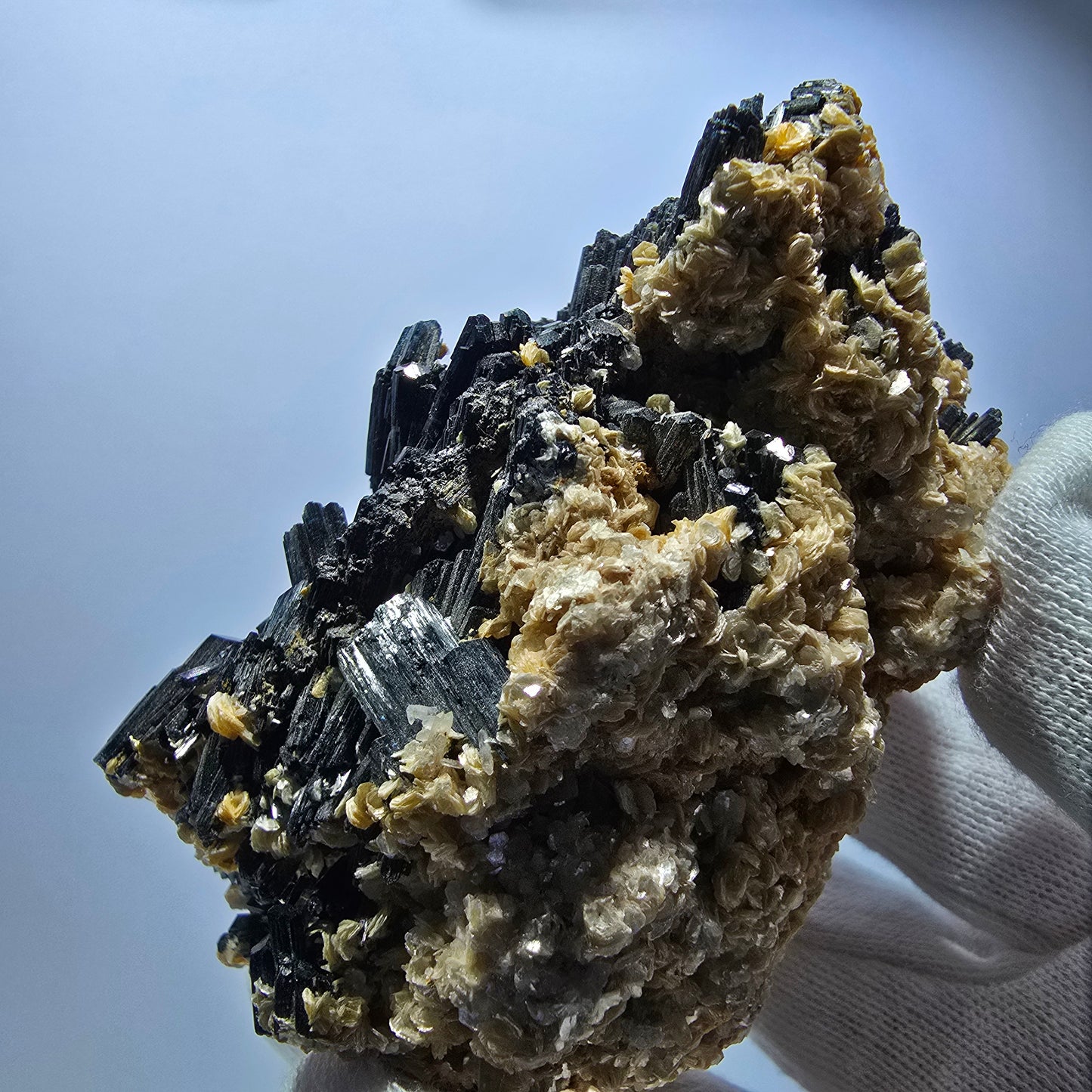 Grand spécimen de tourmaline Schorl et de muscovite, Erongo, Namibie, 95 x 64 x 55 mm
