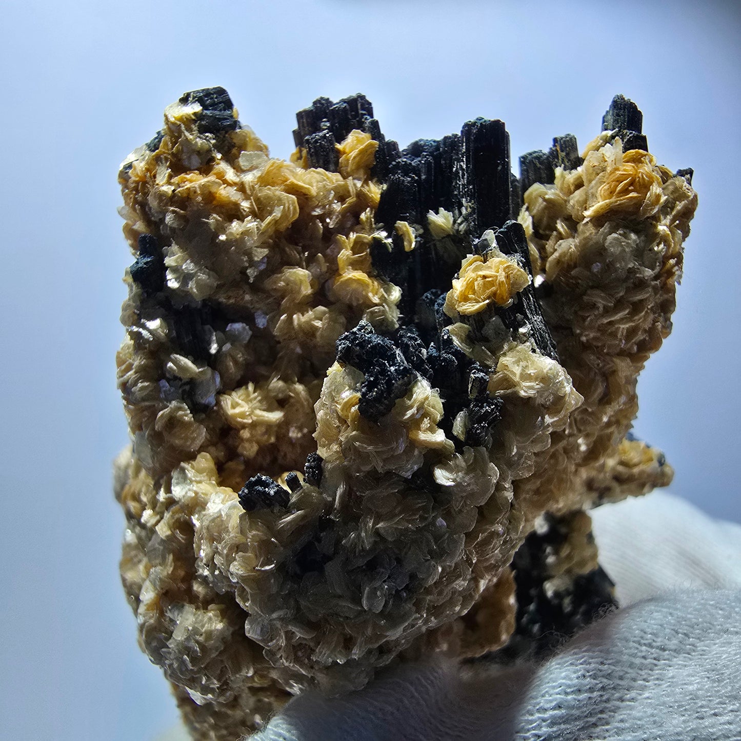 Grand spécimen de tourmaline Schorl et de muscovite, Erongo, Namibie, 95 x 64 x 55 mm