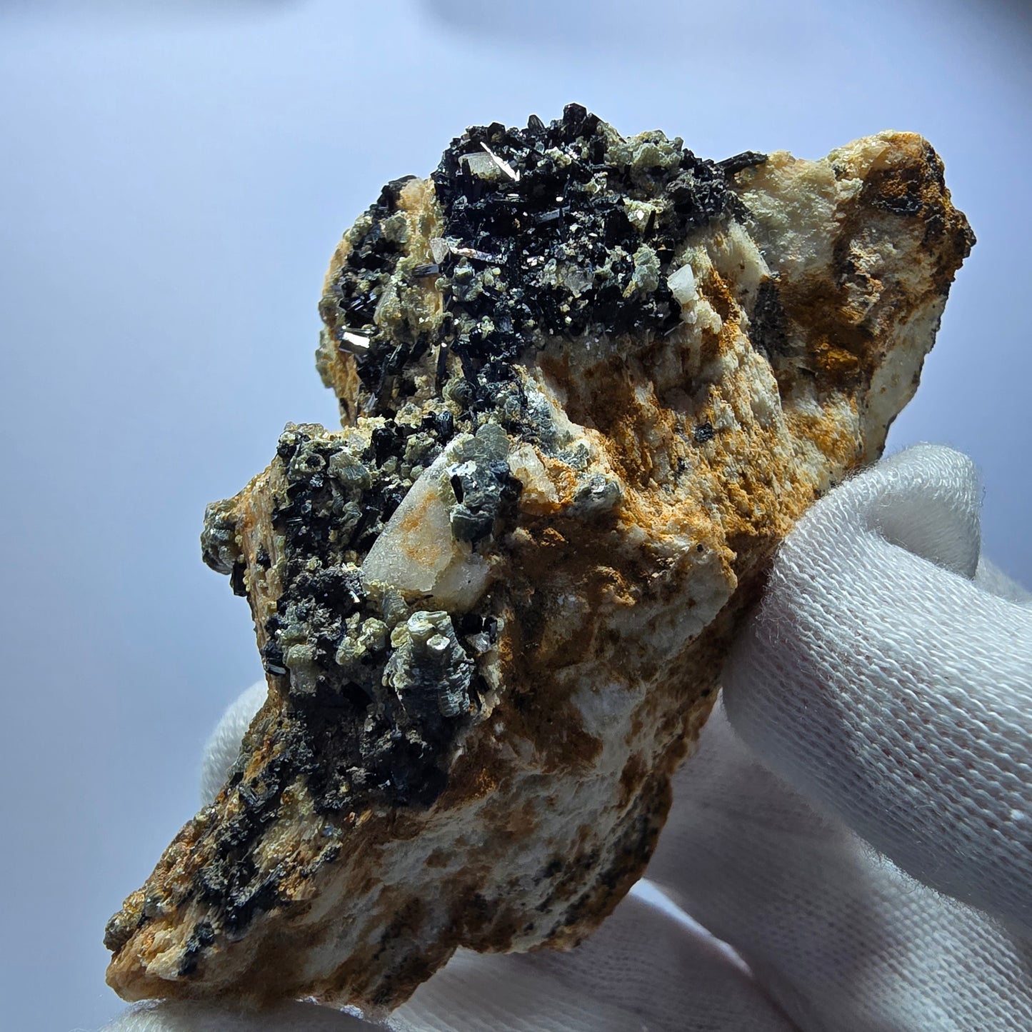Tourmaline Schörl, muscovite, calcite UV, stade orthose Erongo, Namibie 82*55*45mm